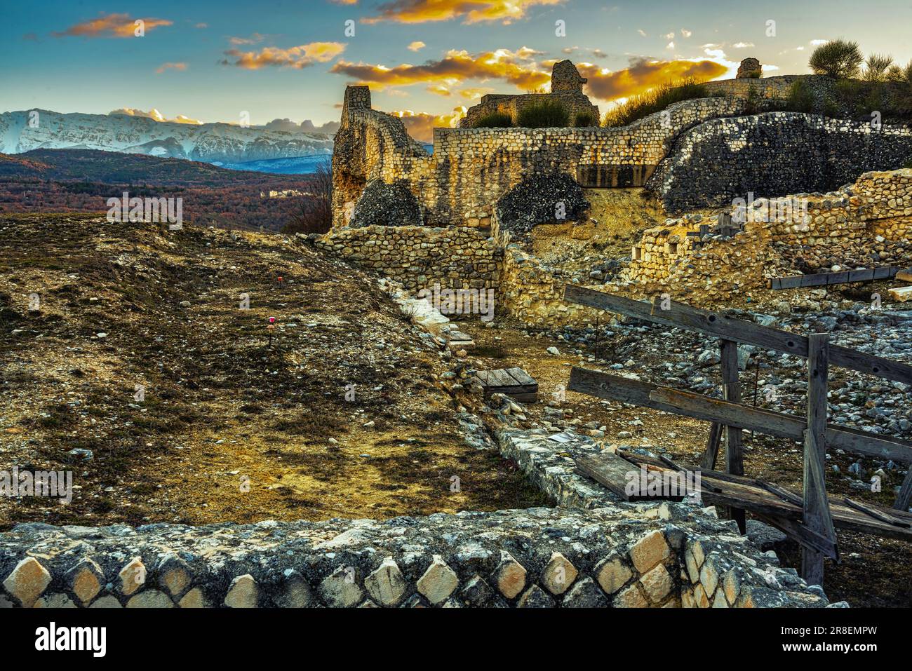 Ruinen alter Gebäude, die im Laufe der Zeit wiederverwendet wurden, in der archäologischen Stätte Peltuinum, tauchen wieder auf. Peltuinum, Prata d'Ansidonia, Abruzzen Stockfoto