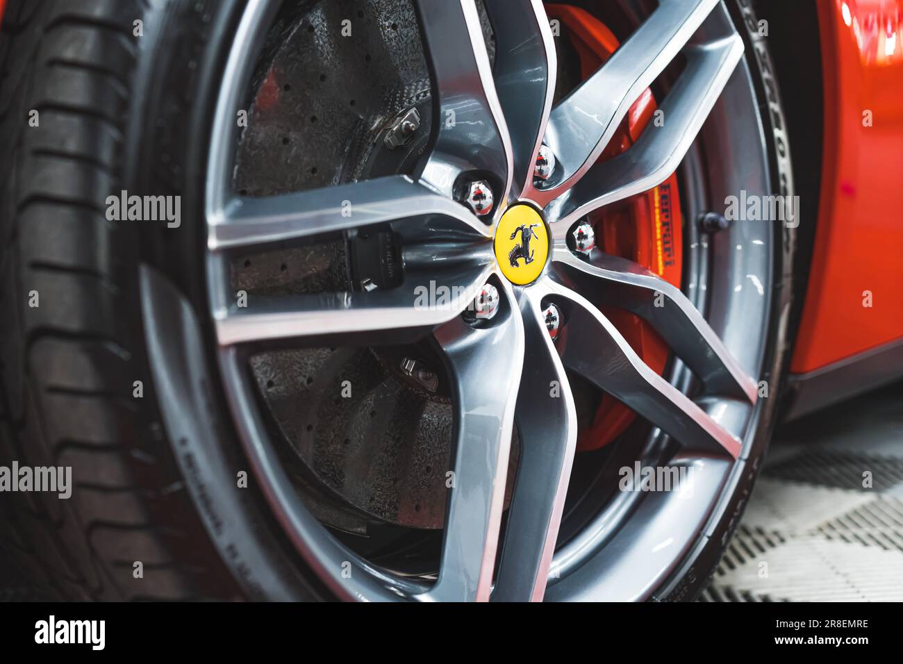 05.17.2023 Warschau, Polen. Autodetails von Profis auf einem roten Ferrari. Keramikscheibenbremsen. Nahaufnahme im Innenbereich. Hochwertiges Foto Stockfoto