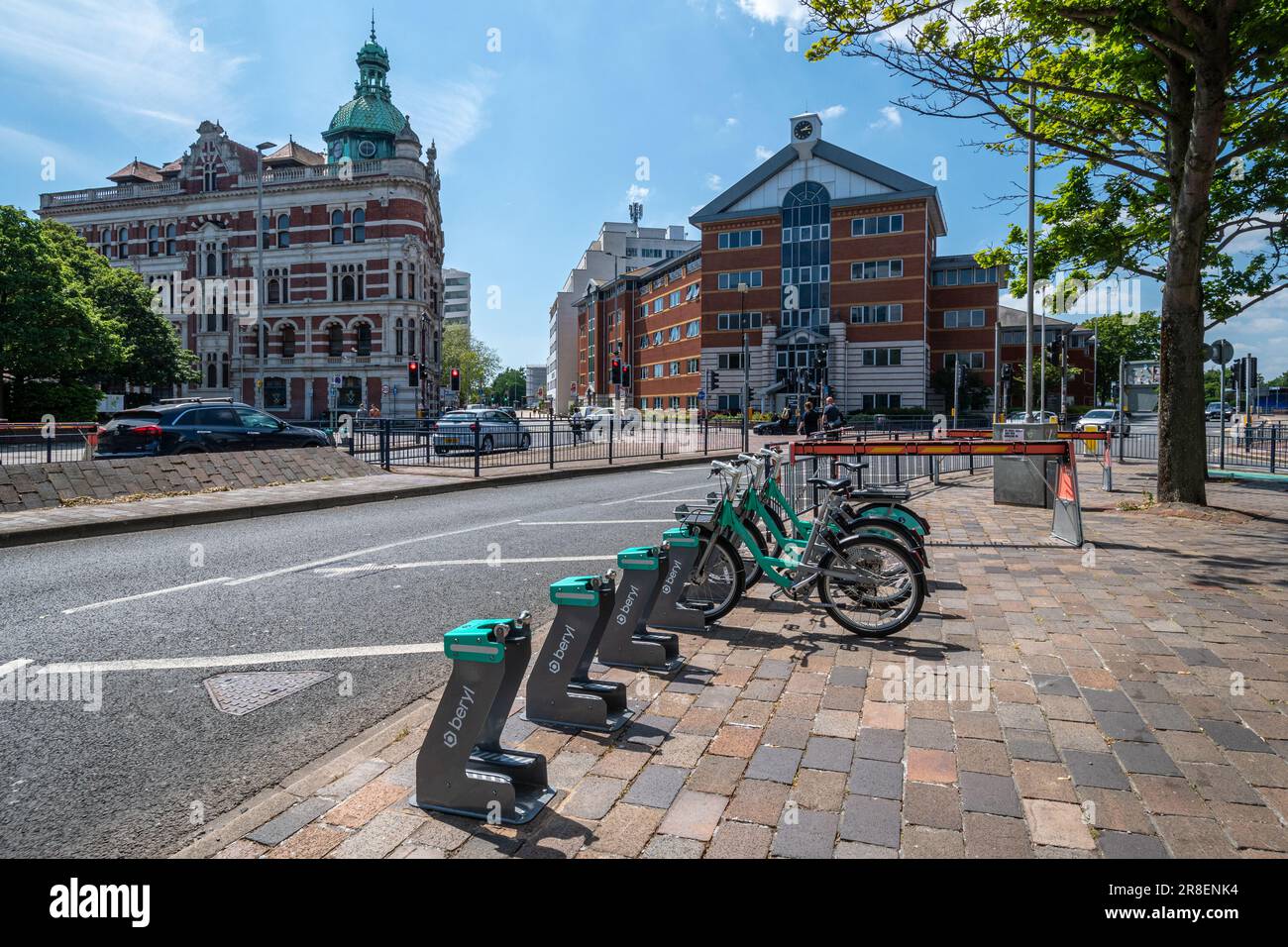 Leihregal für Elektrofahrräder, umweltfreundlicher Transport im Stadtzentrum von Portsmouth, Hampshire, England, Großbritannien Stockfoto