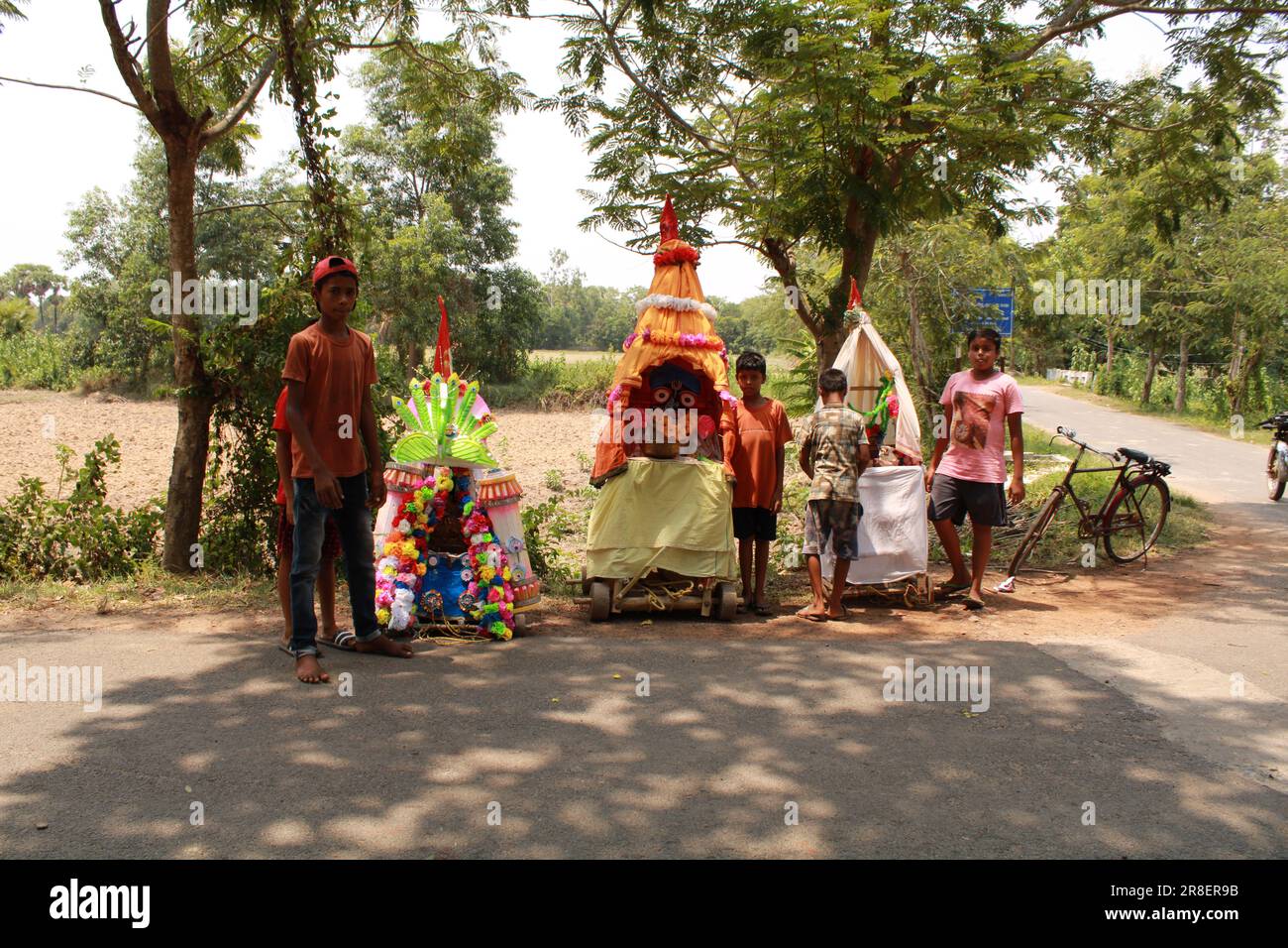 Bhadrak, Odisha , INDIEN - JUNI 20 2023 : Symbolic Rath Yatra, Childrens in Village of Odisha Pull Miniature Chariot. Stockfoto Bhadrak, Odisha , INDIEN - JUNI 20 2023 : Symbolic Rath Yatra, Childrens in Village of Odisha Pull Miniature Chariot. Stockfoto