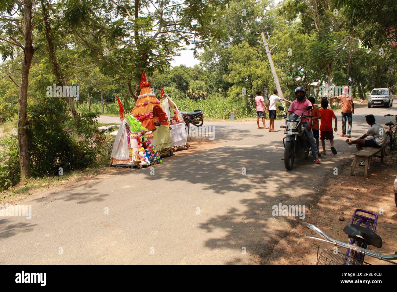 Bhadrak, Odisha , INDIEN - JUNI 20 2023 : Symbolic Rath Yatra, Childrens in Village of Odisha Pull Miniature Chariot. Stockfoto