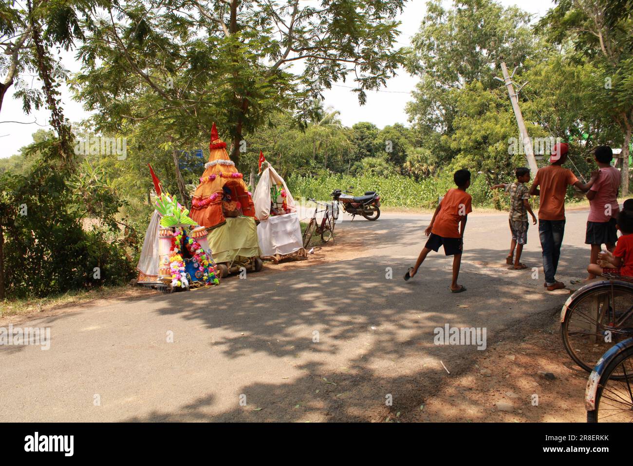 Bhadrak, Odisha , INDIEN - JUNI 20 2023 : Symbolic Rath Yatra, Childrens in Village of Odisha Pull Miniature Chariot. Stockfoto