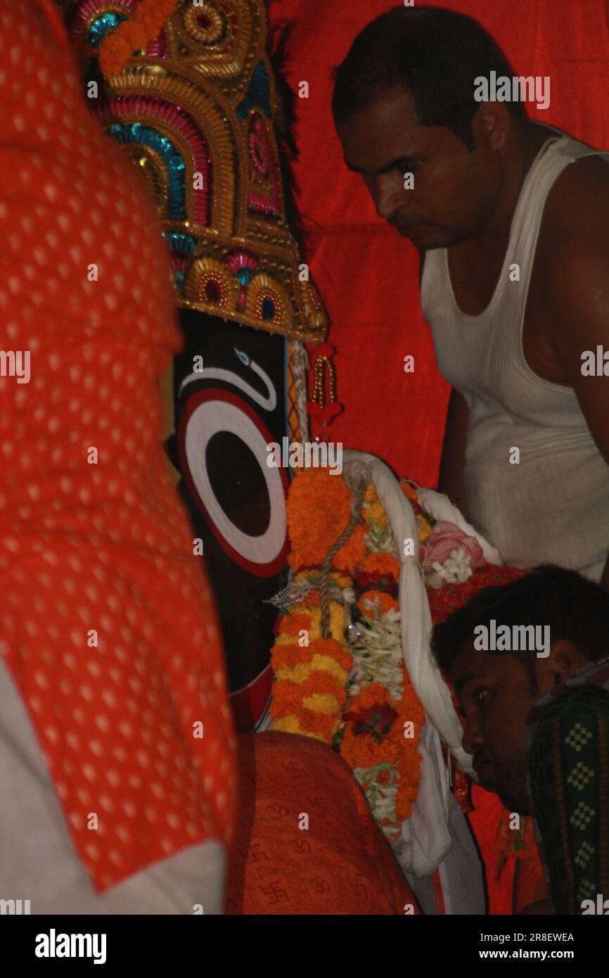 Bhadrak, Odisha , INDIEN - JUNI 20 2023 : göttlich aussehendes Idol der hinduistischen Gottheiten Lord Jagannath während des Wagenfestivals. Weltberühmter Rath Yatra (Wagen Stockfoto