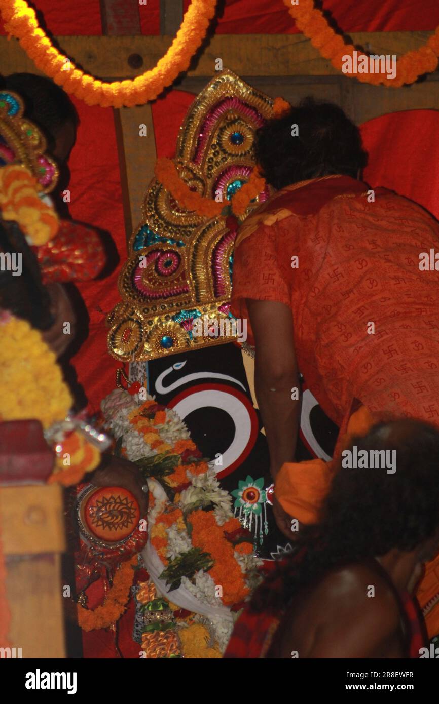 Bhadrak, Odisha , INDIEN - JUNI 20 2023 : göttlich aussehendes Idol der hinduistischen Gottheiten Lord Jagannath während des Wagenfestivals. Weltberühmter Rath Yatra (Wagen Stockfoto