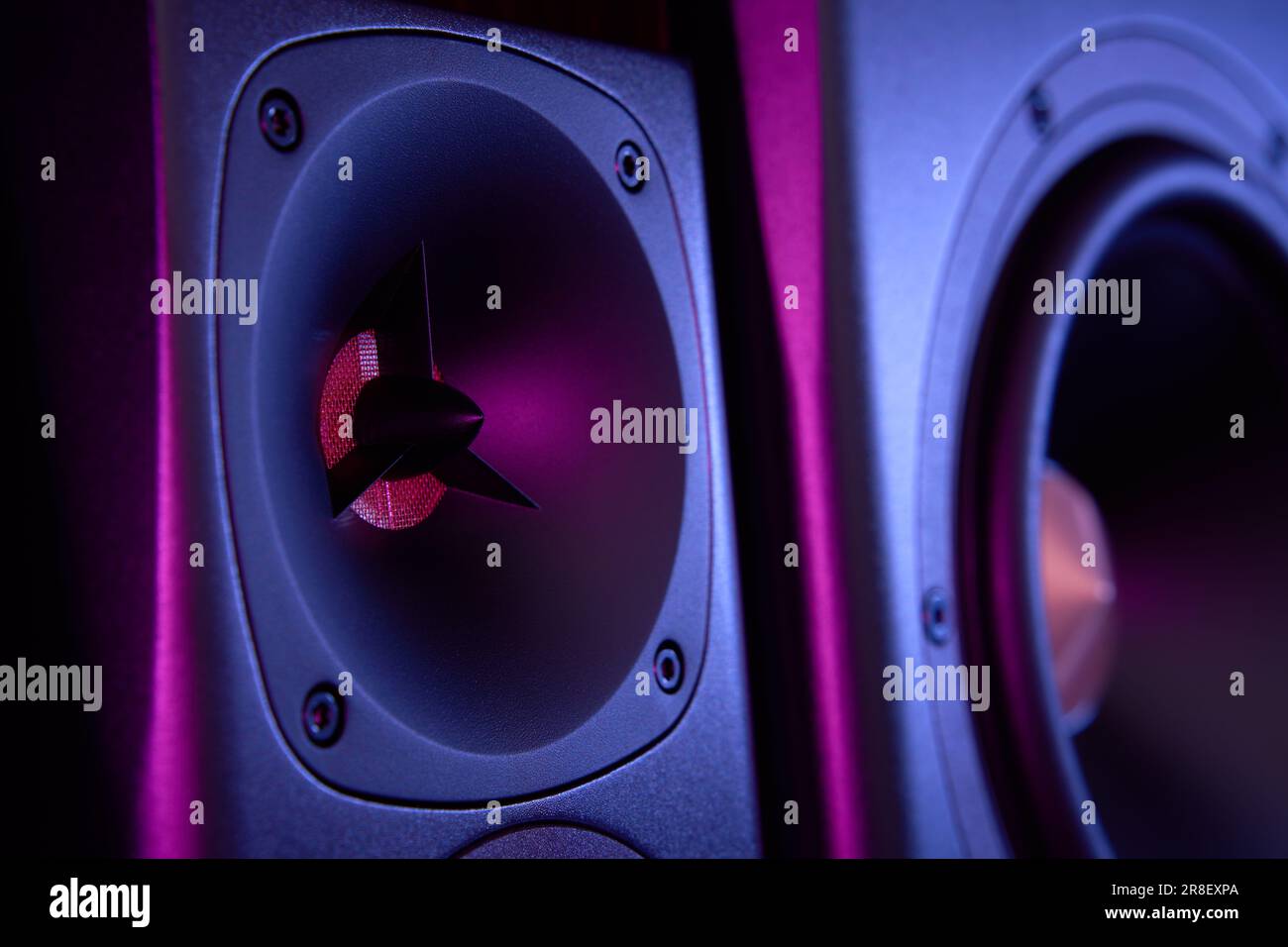 Akustischer Multimedia-Lautsprecher mit Neonbeleuchtung. Audiosystem auf dunklem Hintergrund. Stockfoto