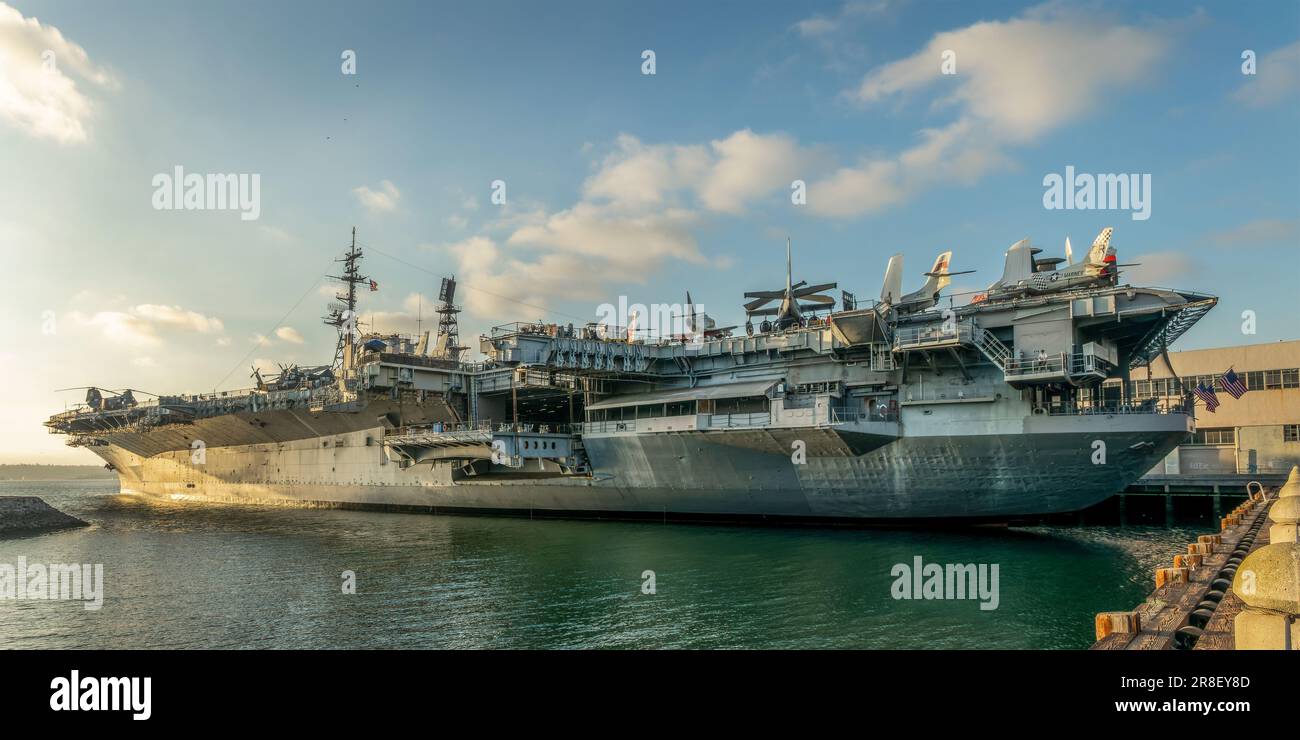 Panoramablick auf die USS Midway, Flugzeugträgermuseum im Hafen von San Diego, Kalifornien Stockfoto