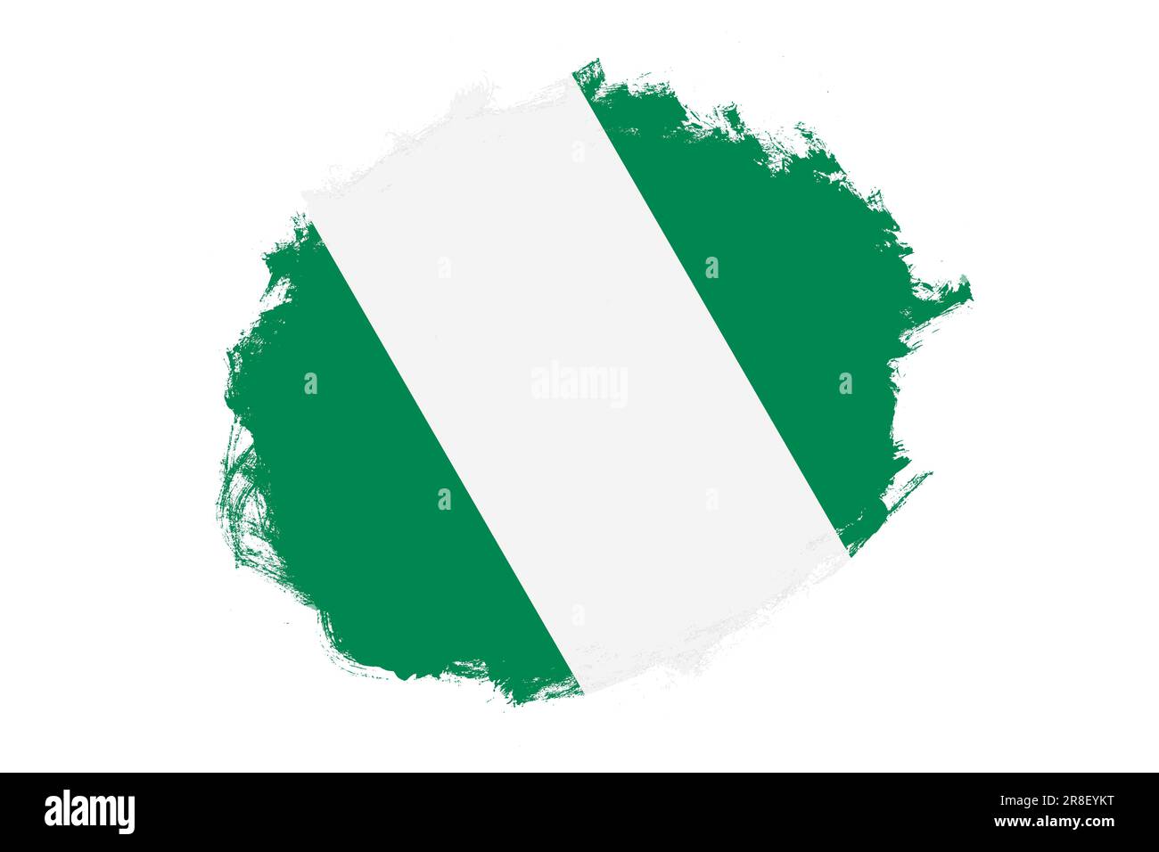 Abgerundete, fleckige Strichpinsel, strukturierte Nationalflagge Nigerias auf weißem Hintergrund Stockfoto