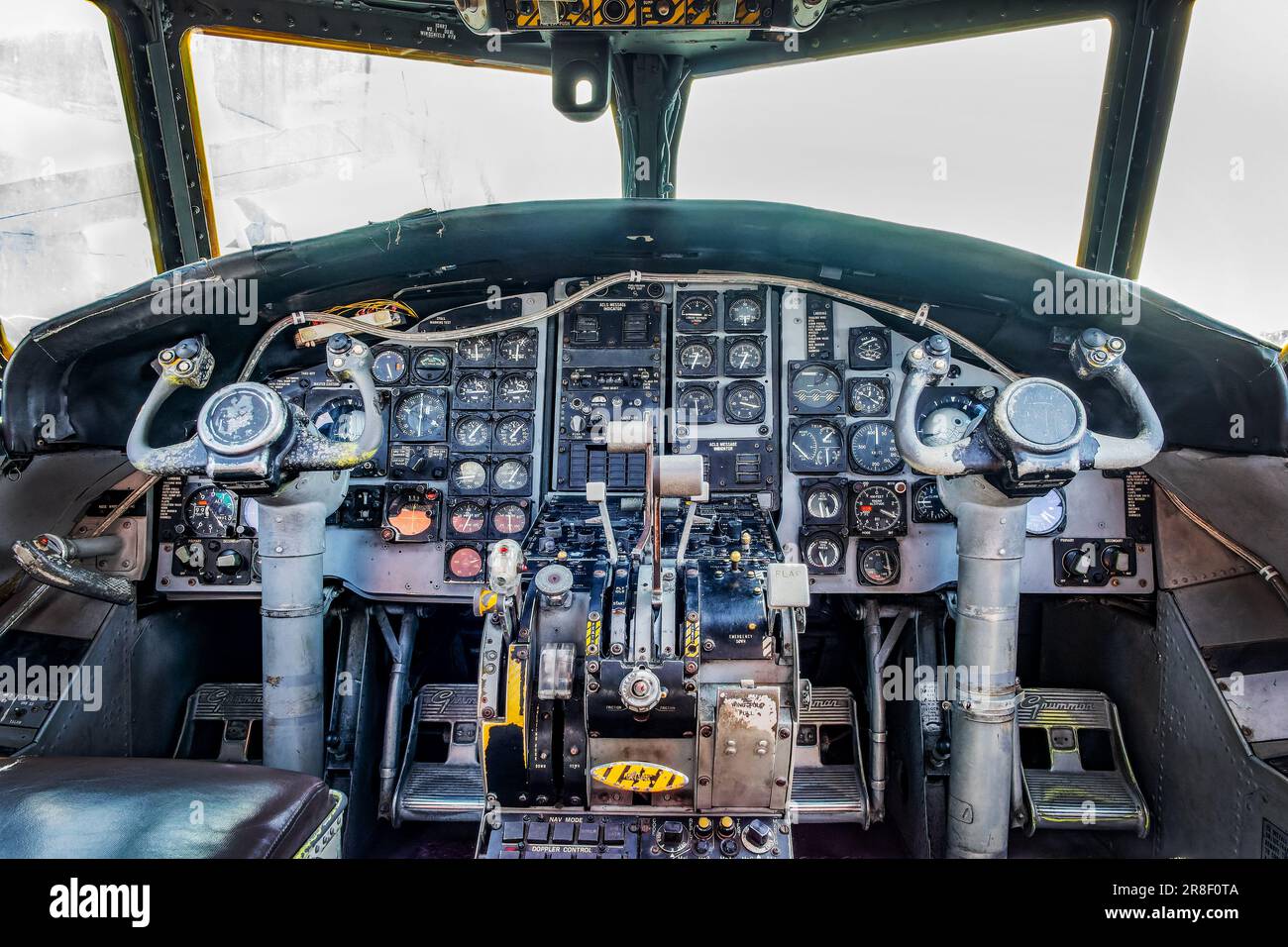 Klassisches Armaturenbrett, Befehle und Bedienelemente im Cockpit eines Hawkeye-Flugzeugs der E-2 Stockfoto