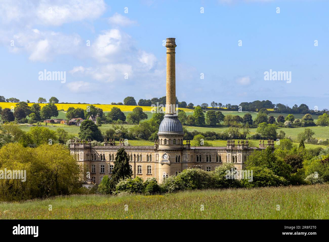 Chipping Norton, Oxfordshire, Großbritannien, 25. Mai 2023. Fabrik aus dem späten 19. Jahrhundert mit einem ungewöhnlichen gewölbten Schornstein. Die Fabrik wurde 1980 endlich geschlossen. Stockfoto