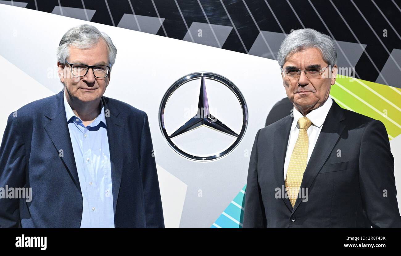 Stuttgart, Deutschland. 21. Juni 2023. Martin Daum, Vorstandsvorsitzender der Daimler Truck Holding AG und Vorstandsvorsitzender Joe Kaeser (r) stehen vor einem Daimler-Lkw vor der Jahreshauptversammlung in der Carl Benz Arena. Kredit: Bernd Weißbrod/dpa/Alamy Live News Stockfoto