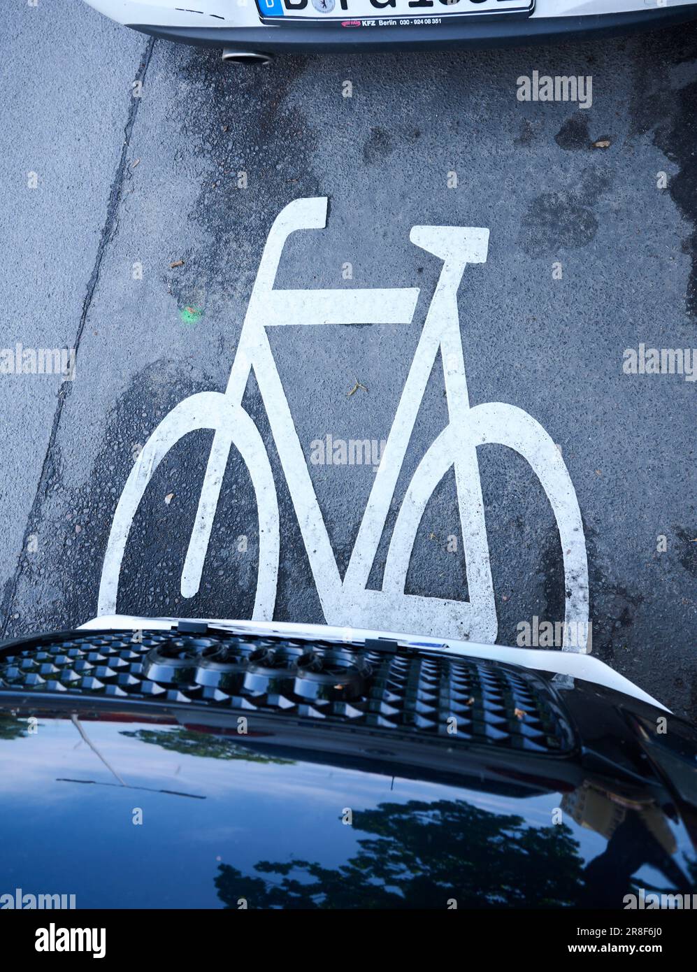 Berlin, Deutschland. 21. Juni 2023. Auf der Ollenhauer Street stehen Autos auf einer Fahrradroute, die es nicht mehr gibt. Andere Schilder sind mit gelben Kreuzen bedeckt. Der Fahrradweg existiert nicht mehr. Die neue Verkehrsverwaltung setzt bestimmte Radfahrprojekte auf Eis. Kredit: Annette Riedl/dpa/Alamy Live News Stockfoto