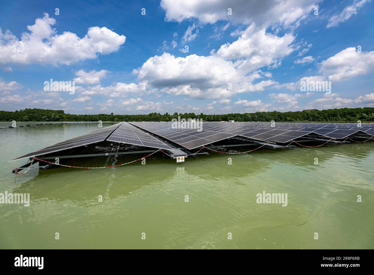 Deutschlands größtes schwimmendes Solarkraftwerk auf dem Silbersee III, einem Steinbruchteich, der nicht mehr für den Sandabbau genutzt wird, in der Nähe von Haltern am See, betrieben von Quar Stockfoto