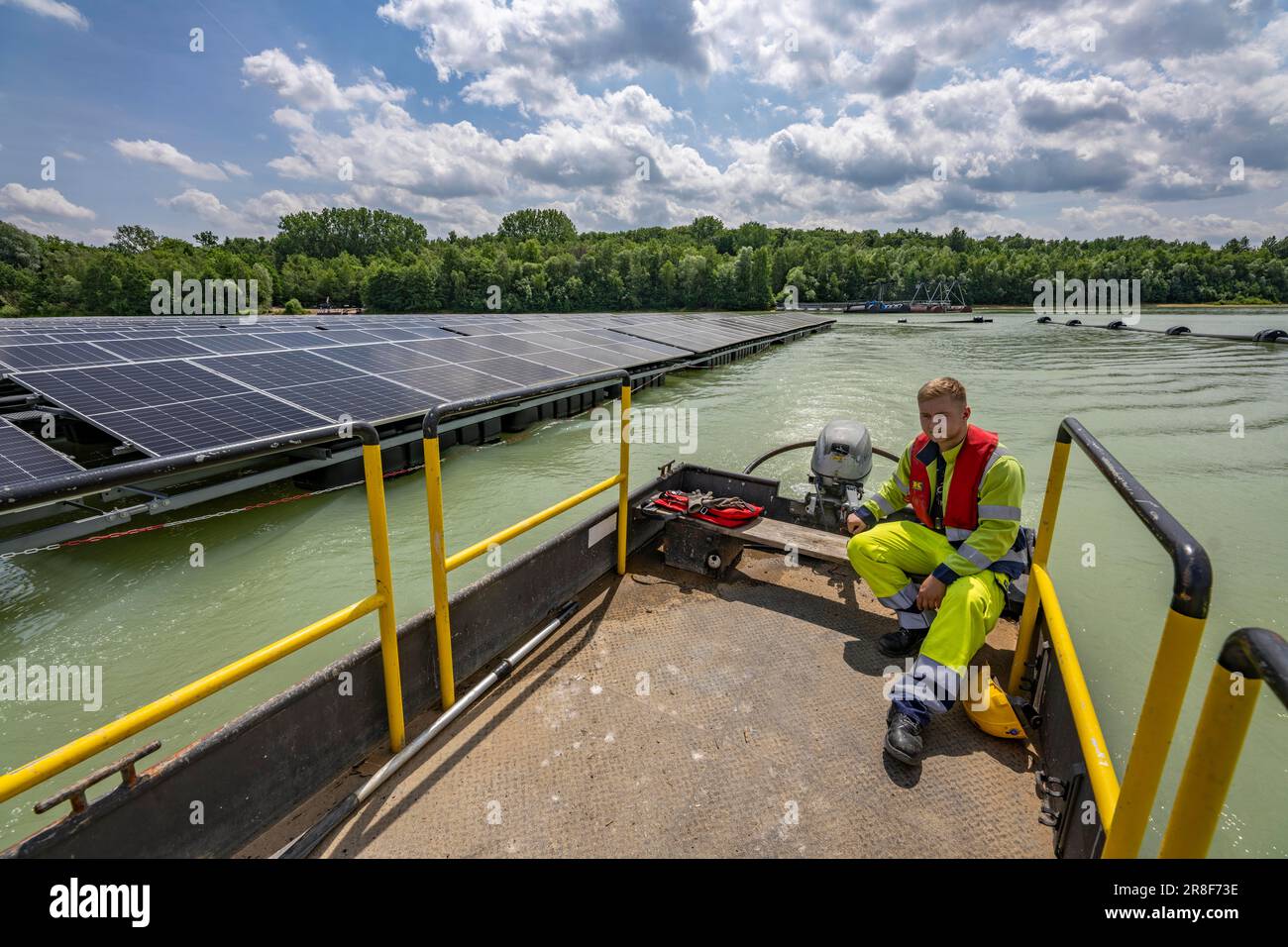 Deutschlands größtes schwimmendes Solarkraftwerk auf dem Silbersee III, einem Steinbruchteich, der nicht mehr für den Sandabbau genutzt wird, in der Nähe von Haltern am See, betrieben von Quar Stockfoto