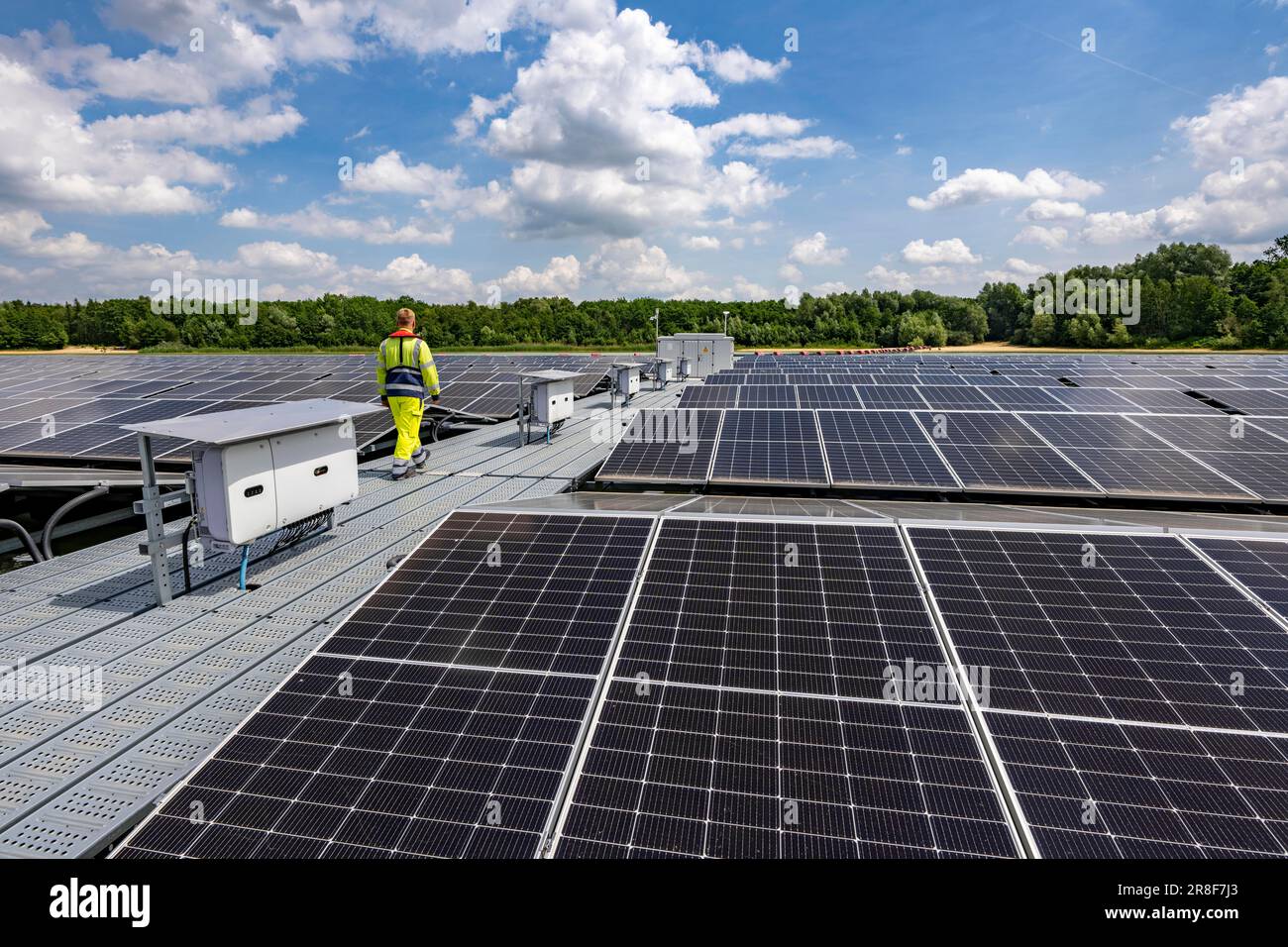 Deutschlands größtes schwimmendes Solarkraftwerk auf dem Silbersee III, einem Steinbruchteich, der nicht mehr für den Sandabbau genutzt wird, in der Nähe von Haltern am See, betrieben von Quar Stockfoto