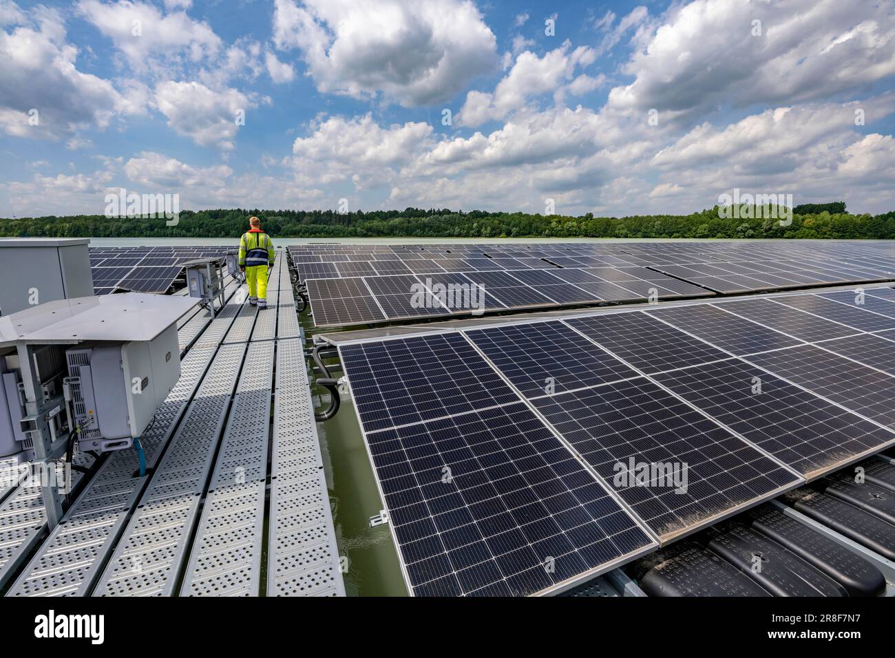 Deutschlands größtes schwimmendes Solarkraftwerk auf dem Silbersee III, einem Steinbruchteich, der nicht mehr für den Sandabbau genutzt wird, in der Nähe von Haltern am See, betrieben von Quar Stockfoto