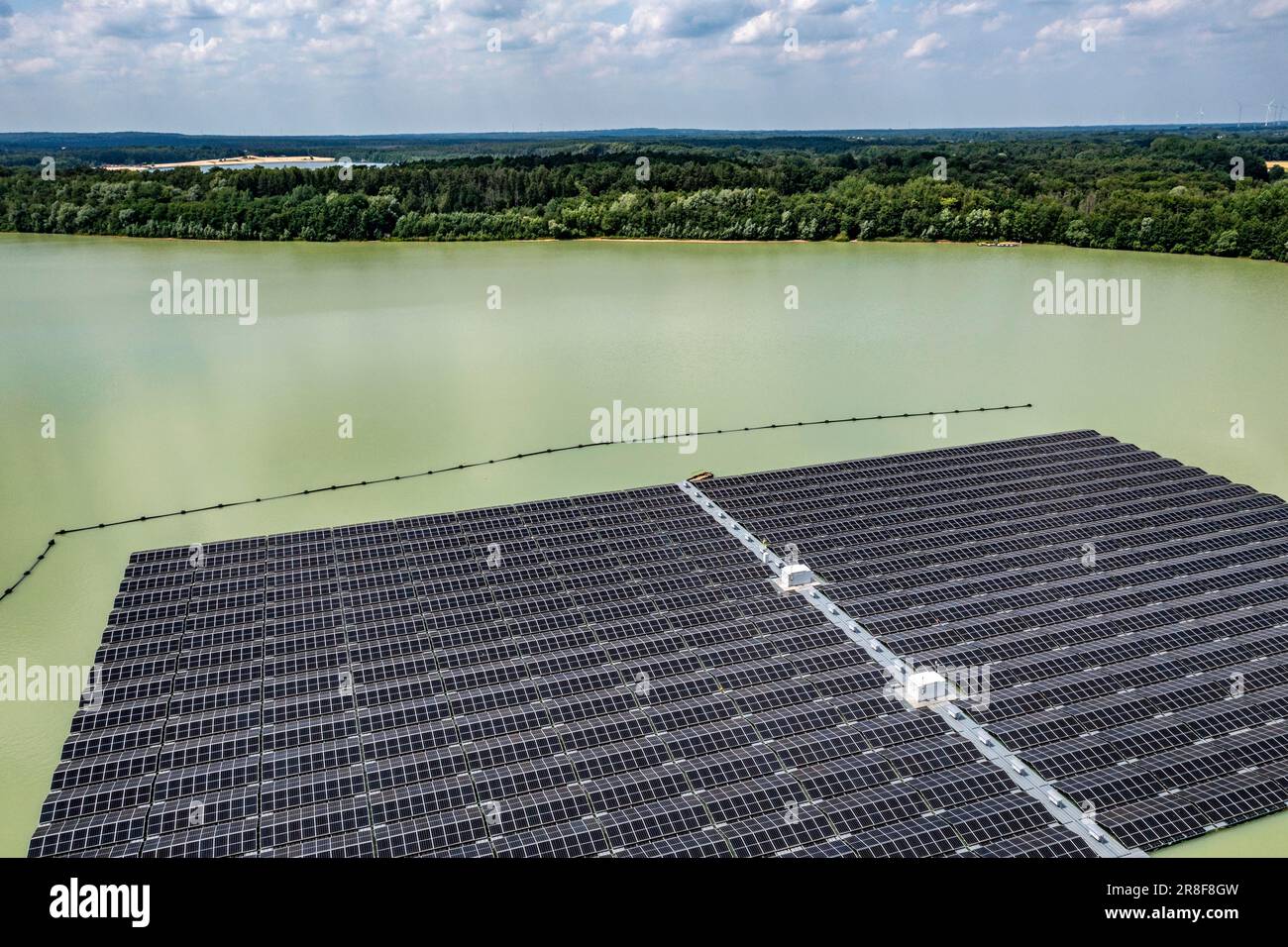 Deutschlands größtes schwimmendes Solarkraftwerk auf dem Silbersee III, einem Steinbruchteich, der nicht mehr für den Sandabbau genutzt wird, in der Nähe von Haltern am See, betrieben von Quar Stockfoto