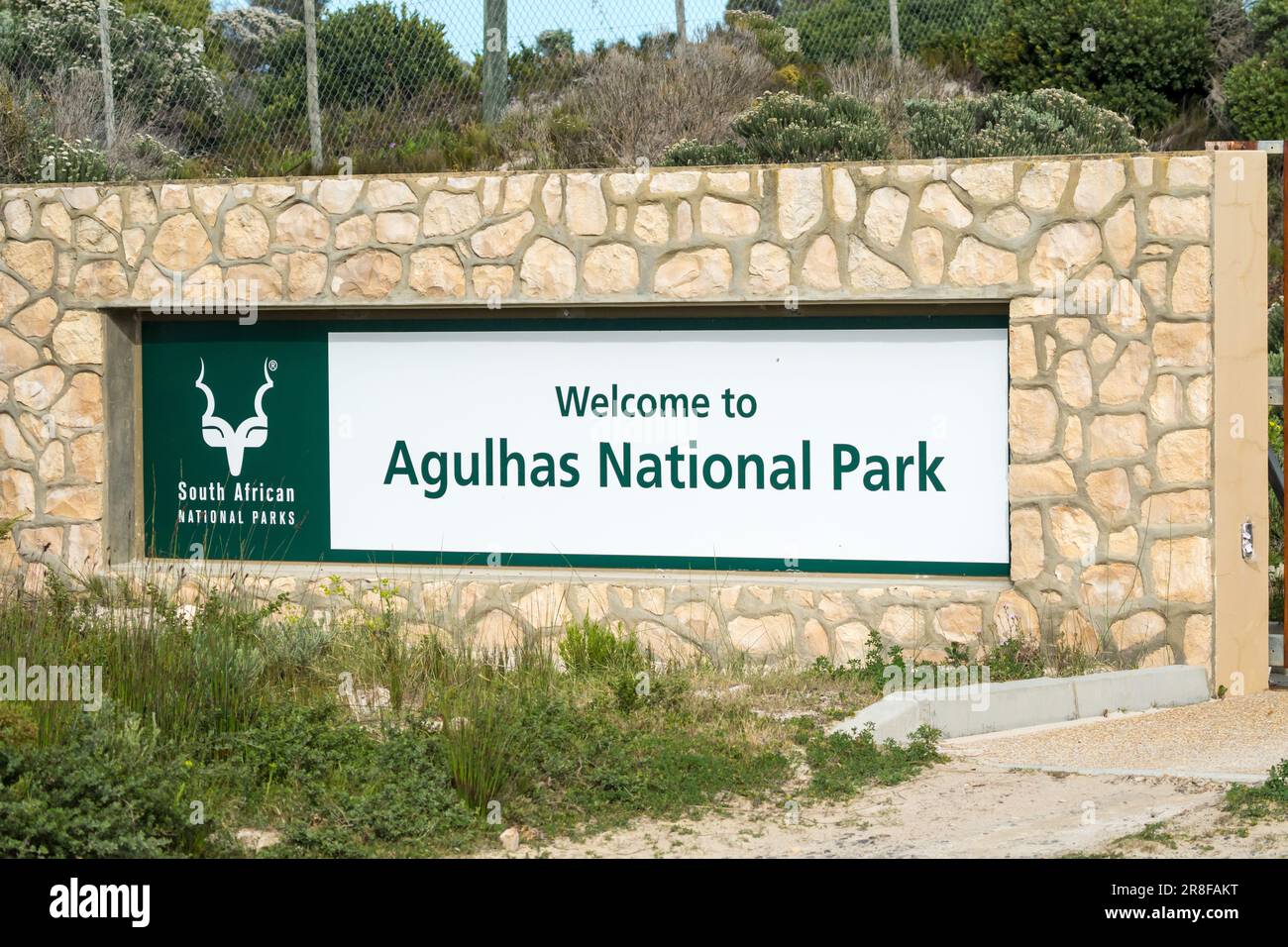 Sanparks Schild oder Beschilderung Willkommen im Cape Agulhas Nationalpark, Südafrika am Eingang zum Naturschutzgebiet Concept Travel and Tourism Stockfoto