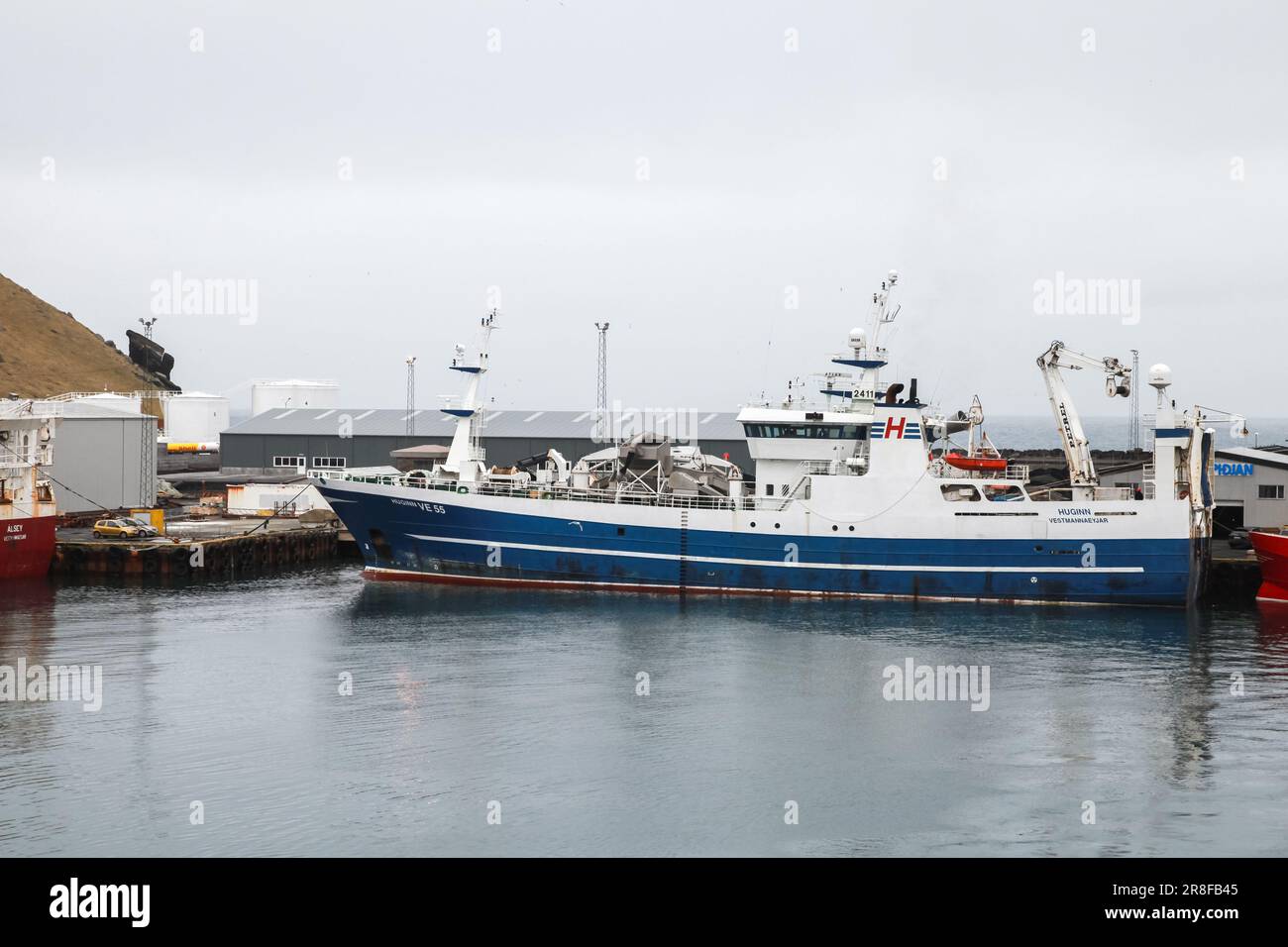 Vestmannaeyjar, Island - 6. April 2017: Das Fischereischiff Huginn liegt im Hafen von Vestmannaeyjar vor Anker Stockfoto
