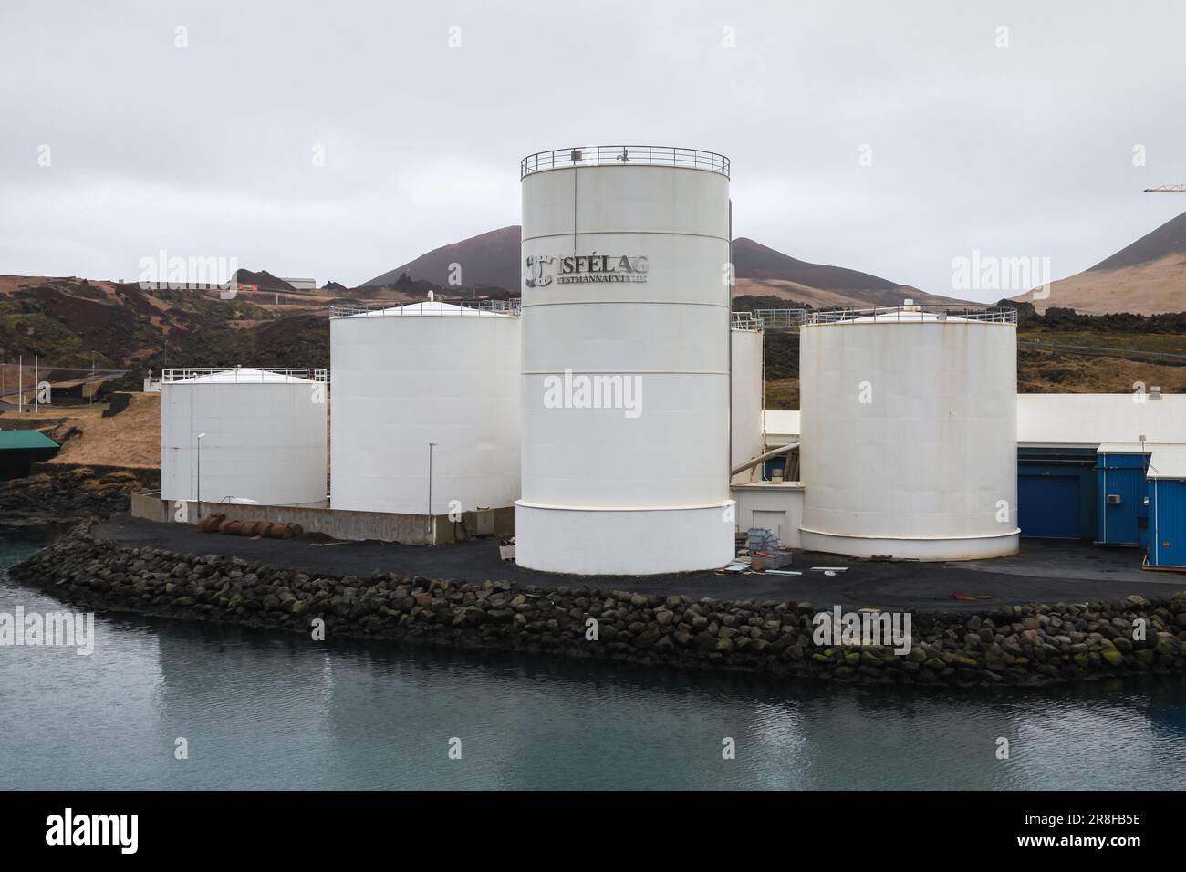 Vestmannaeyjar, Island - 6. April 2017: Weiße Tanks der Fischverarbeitungsanlage Isfelag Stockfoto