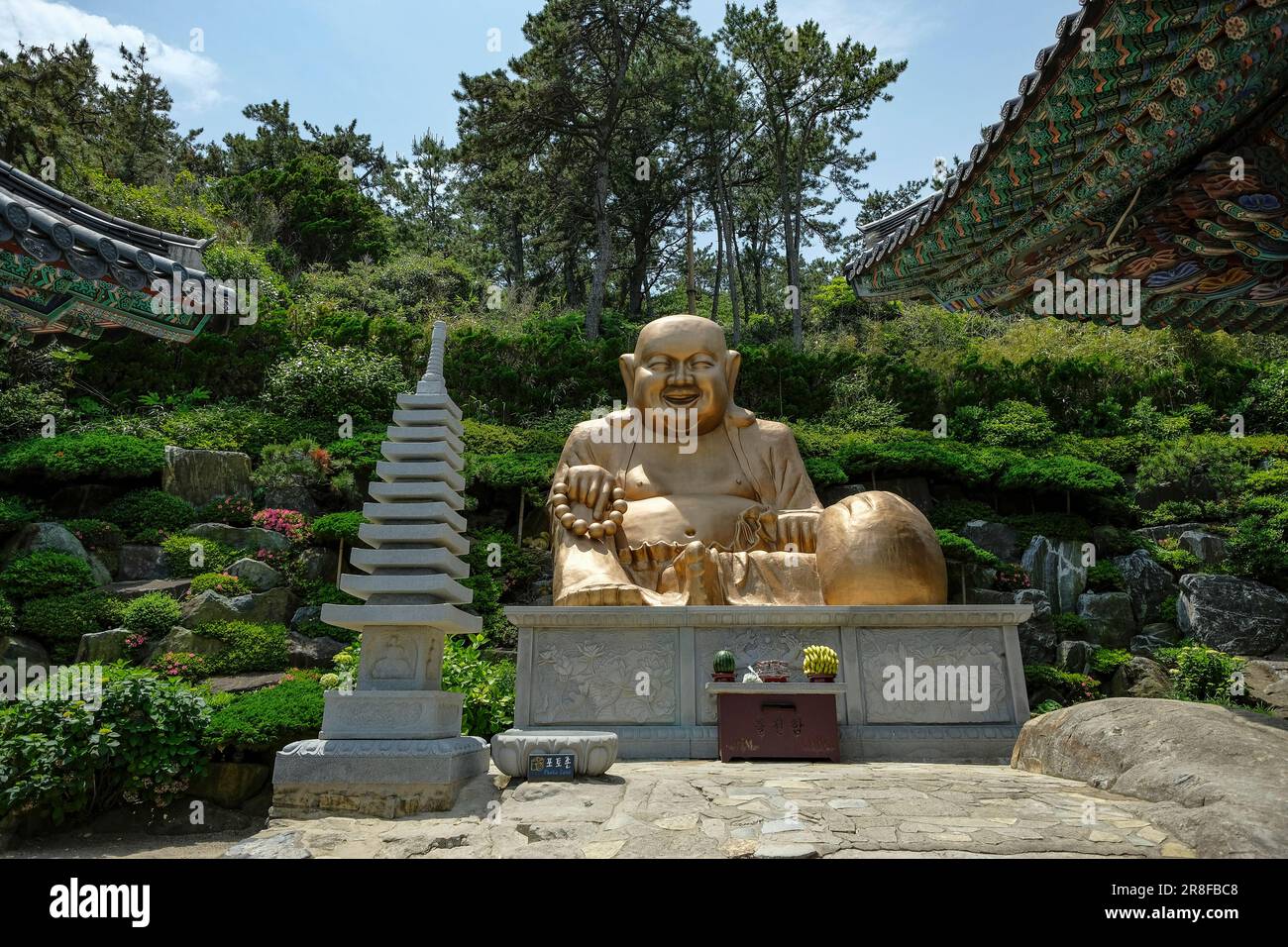 Busan, Südkorea - 27. Mai 2023: Haedong Yonggungsa Tempel ist einer der seltenen koreanischen Tempel am Meer, Busan, Südkorea. Stockfoto
