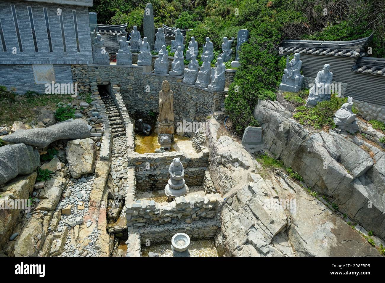 Busan, Südkorea - 27. Mai 2023: Haedong Yonggungsa Tempel ist einer der seltenen koreanischen Tempel am Meer, Busan, Südkorea. Stockfoto