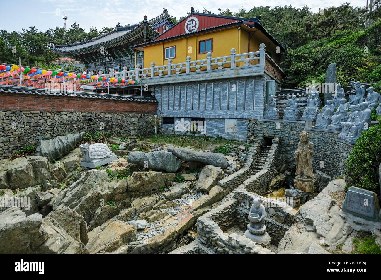 Busan, Südkorea - 27. Mai 2023: Haedong Yonggungsa Tempel ist einer der seltenen koreanischen Tempel am Meer, Busan, Südkorea. Stockfoto