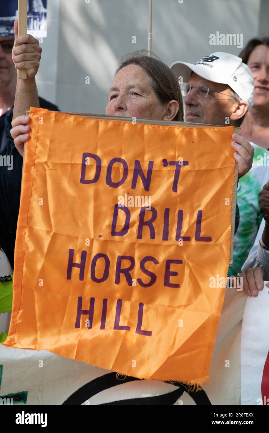 London, Großbritannien. 21. Juni 2023. Erster Tag der Anhörungen des Obersten Gerichtshofs wegen einer Anfechtung der Entscheidung, Ölbohrungen in Horse Hill, Surrey, zu erlauben. Die Herausforderung besagt, dass bei Planungsentscheidungen „nachgelagerte“ Emissionen berücksichtigt werden müssen, und die Aktivisten glauben, dass dies erhebliche Auswirkungen auf künftige Entscheidungen über die Förderung fossiler Brennstoffe haben könnte, wenn dies zulässig ist. Kredit: Ron Fassbender/Alamy Live News Stockfoto