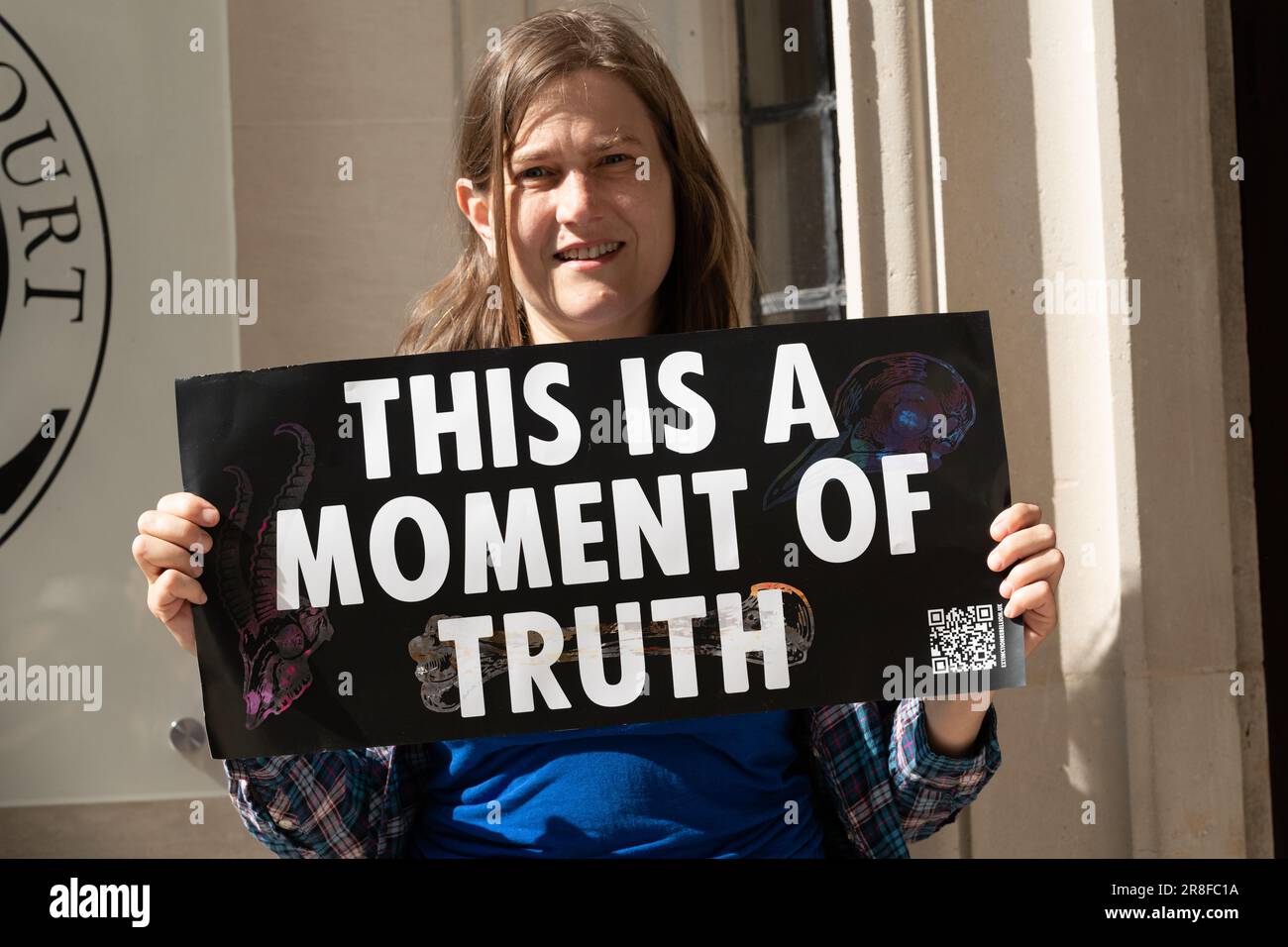 London, Großbritannien. 21. Juni 2023. Erster Tag der Anhörungen des Obersten Gerichtshofs wegen einer Anfechtung der Entscheidung, Ölbohrungen in Horse Hill, Surrey, zu erlauben. Die Herausforderung besagt, dass bei Planungsentscheidungen „nachgelagerte“ Emissionen berücksichtigt werden müssen, und die Aktivisten glauben, dass dies erhebliche Auswirkungen auf künftige Entscheidungen über die Förderung fossiler Brennstoffe haben könnte, wenn dies zulässig ist. Kredit: Ron Fassbender/Alamy Live News Stockfoto