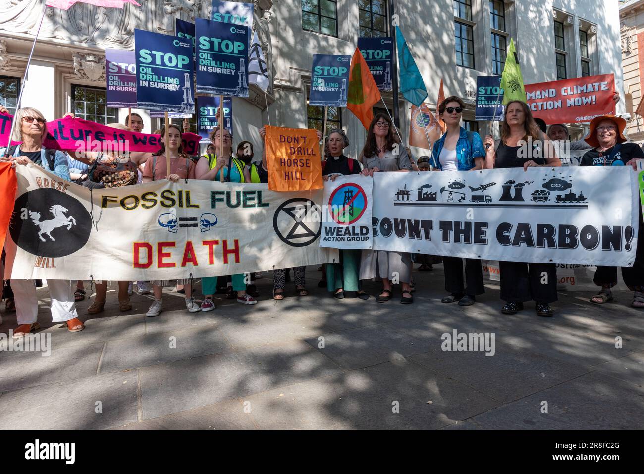 London, Großbritannien. 21. Juni 2023. Erster Tag der Anhörungen des Obersten Gerichtshofs wegen einer Anfechtung der Entscheidung, Ölbohrungen in Horse Hill, Surrey, zu erlauben. Die Herausforderung besagt, dass bei Planungsentscheidungen „nachgelagerte“ Emissionen berücksichtigt werden müssen, und die Aktivisten glauben, dass dies erhebliche Auswirkungen auf künftige Entscheidungen über die Förderung fossiler Brennstoffe haben könnte, wenn dies zulässig ist. Kredit: Ron Fassbender/Alamy Live News Stockfoto
