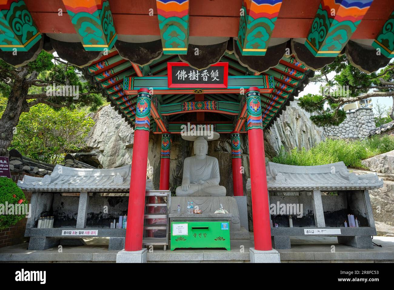 Busan, Südkorea - 27. Mai 2023: Haedong Yonggungsa Tempel ist einer der seltenen koreanischen Tempel am Meer, Busan, Südkorea. Stockfoto