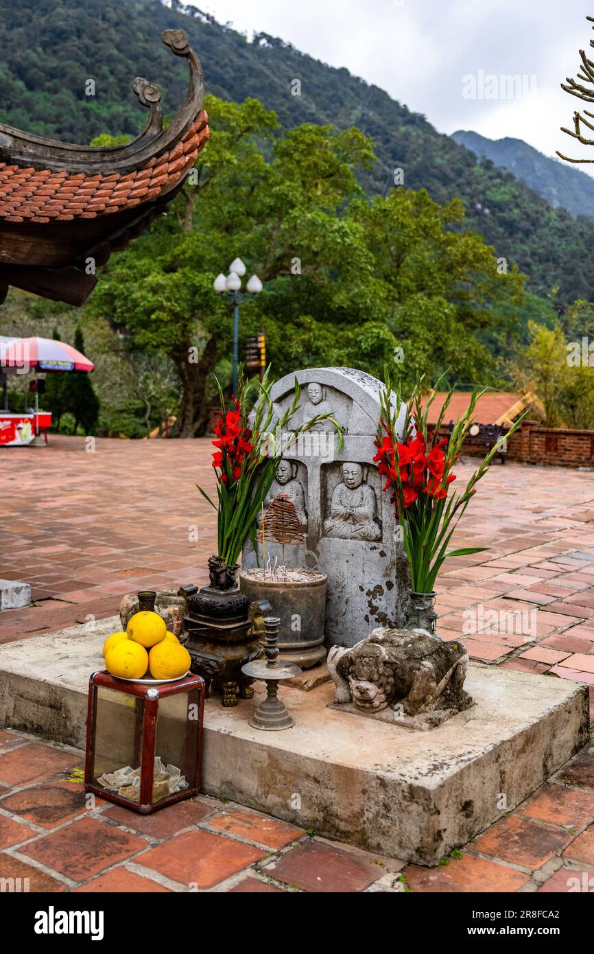 Ein asiatischer buddhistischer Tempel und Schrein im Nordosten Vietnams mit Bergen im Hintergrund Stockfoto