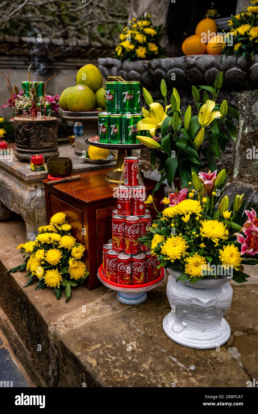 Ein asiatischer buddhistischer Tempel und Schrein im Nordosten Vietnams mit Bergen im Hintergrund Stockfoto