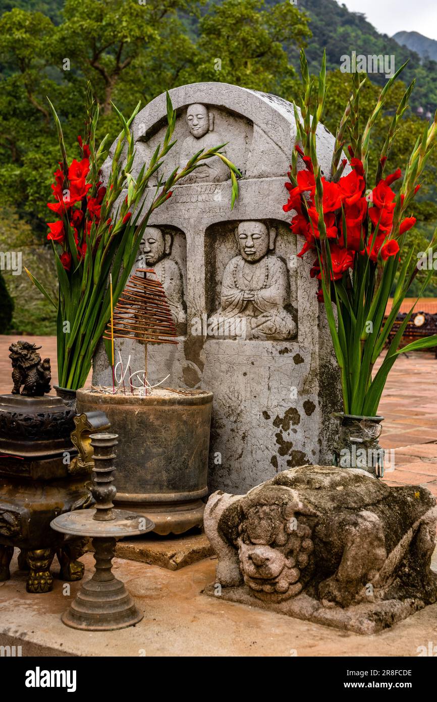 Ein asiatischer buddhistischer Tempel und Schrein im Nordosten Vietnams mit Bergen im Hintergrund Stockfoto