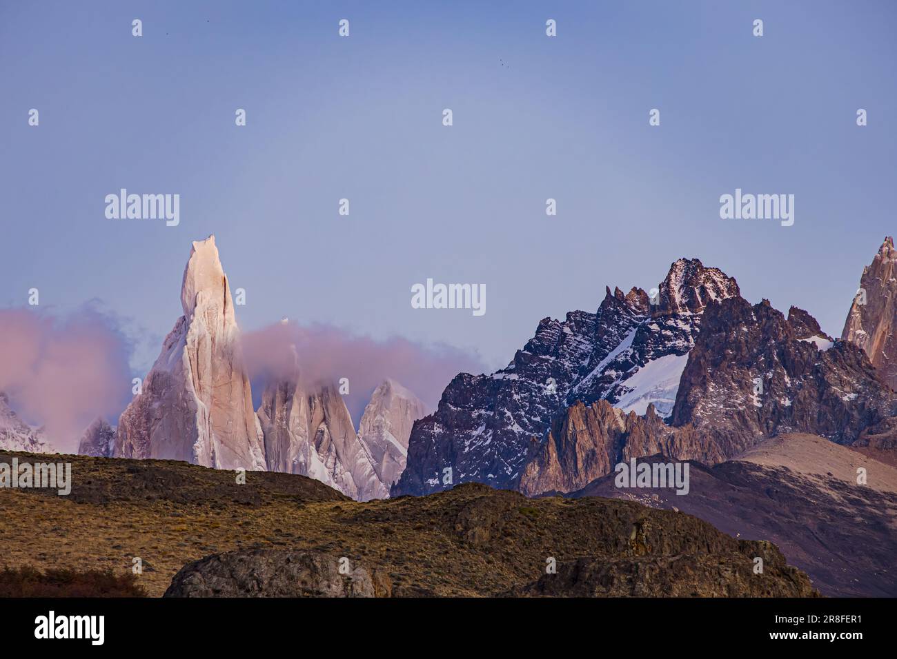 Der steile Granitberg Cerro Torre im Los Glaciares National Park im Morgengrauen, Argentinien, Patagonien, Südamerika Stockfoto