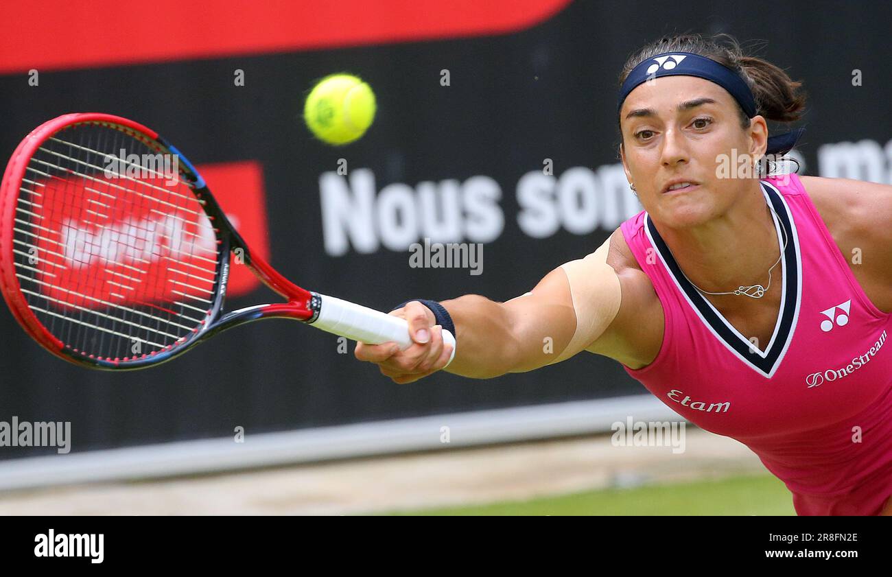 Berlin, Deutschland. 21. Juni 2023. Tennis-WTA-Tour Runde 16 - Garcia (FRA) - Fourlis (AUS): Caroline Garcia spielt einen Vorsprung. Kredit: Wolfgang Kumm/dpa/Alamy Live News Stockfoto