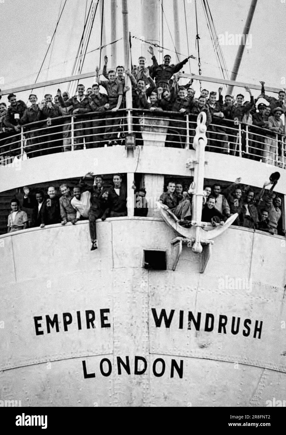 Nur SCHWARZ-WEISS-Datei Foto vom 22./06/48 des HMT Empire Windrush mit Leuten aus der Karibik, die Großbritanniens Ruf beantwortet haben, bei der Ankunft im Hafen von Tilbury an der Themse zur Überbrückung des arbeitskräftemangels nach dem Krieg beizutragen. Pläne, den Anker aus dem gesunkenen Schiff zu holen, wurden enthüllt, am 75. Jahrestag der Ankunft des Schiffes in Tilbury. Ausgabedatum: Donnerstag, 22. Juni 2023. Stockfoto