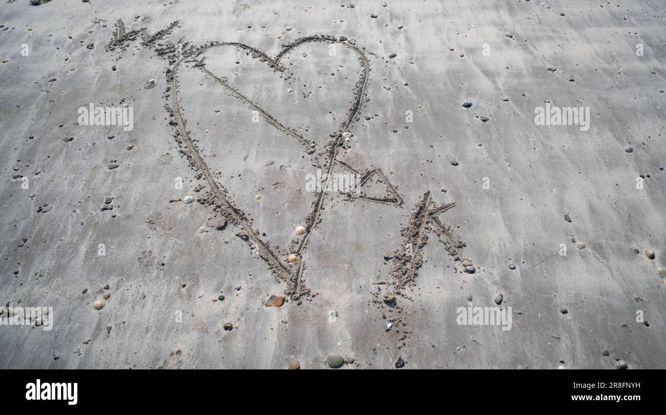 Liebe zog in den Sand am Strand. Stockfoto