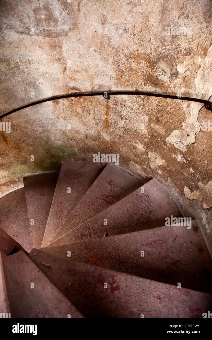 Alte Wendeltreppe im Schloss Dilsberg Stockfoto