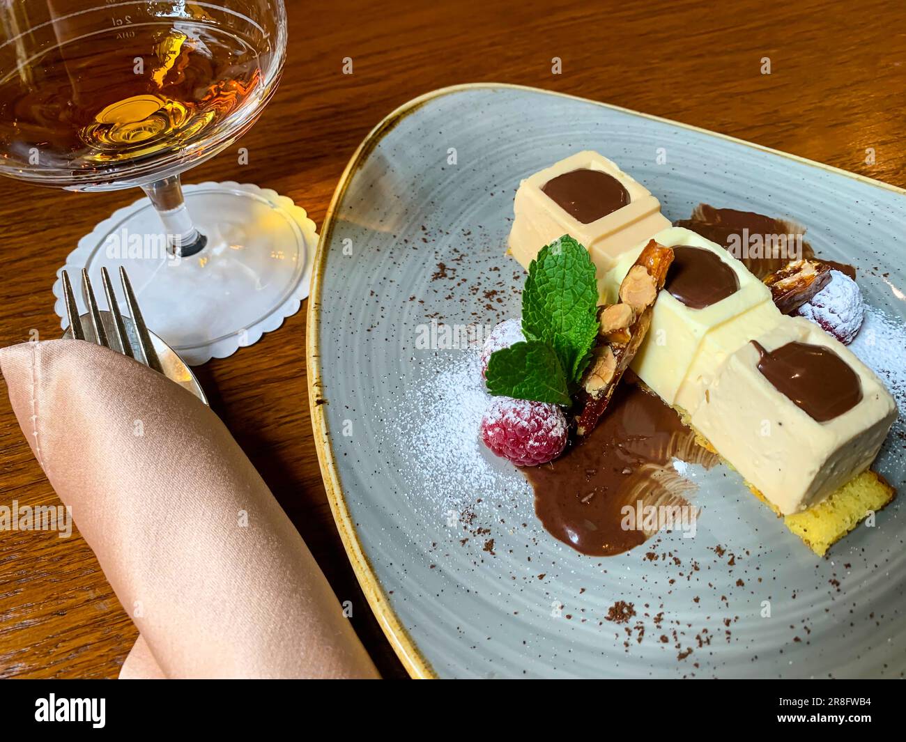 Modernes Design eines Tiramisu und Glas mit Brandy Stockfoto