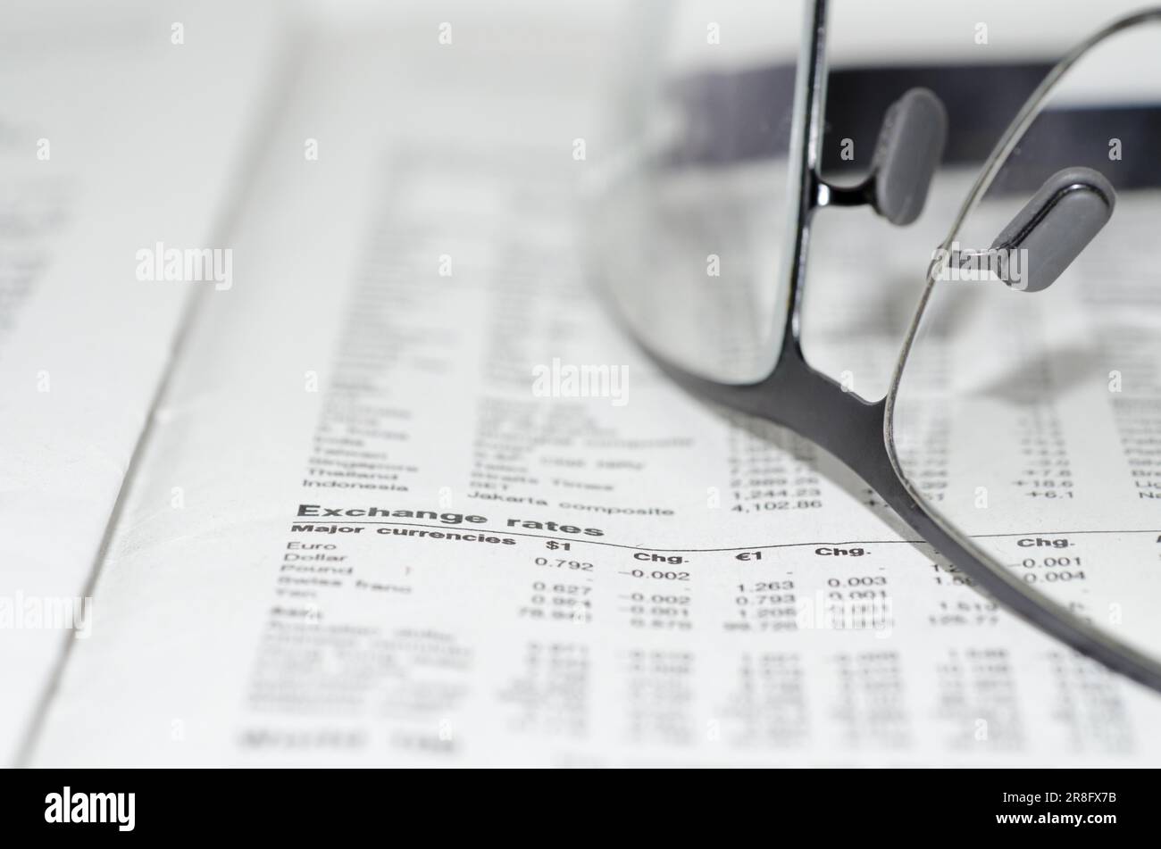 Finanzzeitung und Brille Stockfoto