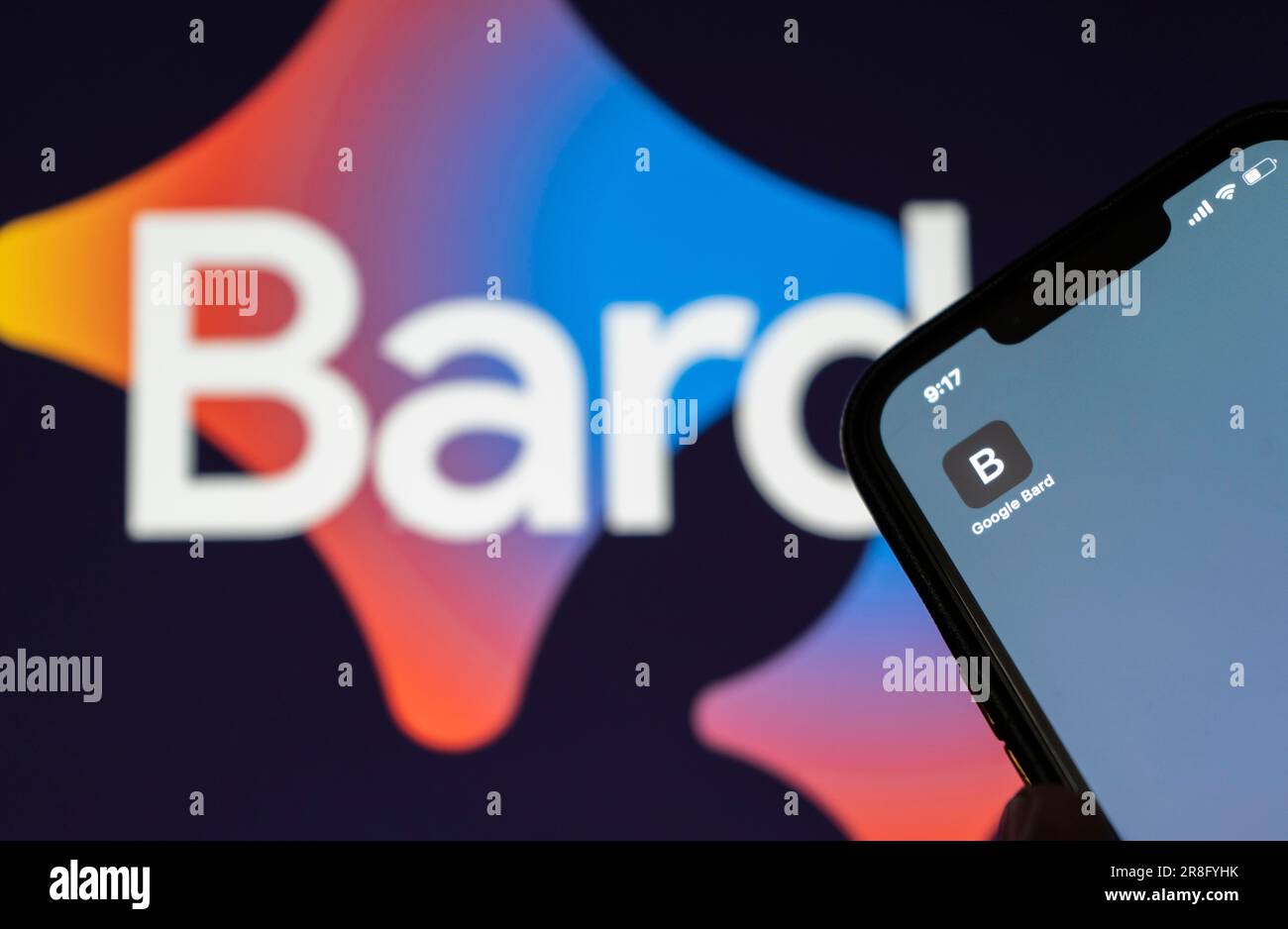 In dieser Fotoabbildung wird ein Symbol für die Google Bard AI Chatbot-App auf einem Smartphone mit einem Google BARD AI Chat bot-Logo im Hintergrund angezeigt Stockfoto