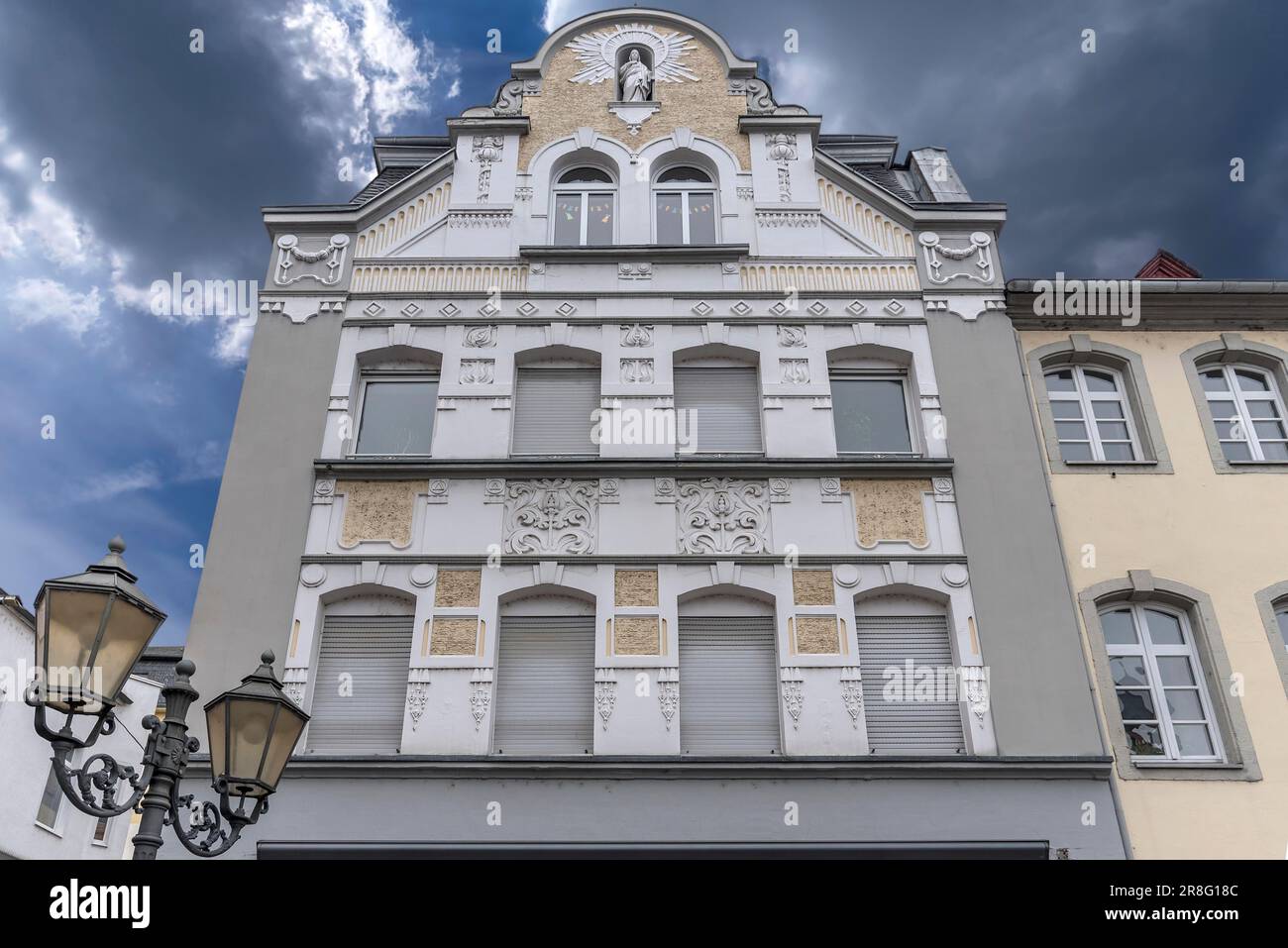 Jugendstilfassade eines Wohn- und Geschäftsgebäudes mit Skulptur der Jungfrau Maria, 1900, Koblenz, Rheinland-Pfalz, Deutschland Stockfoto