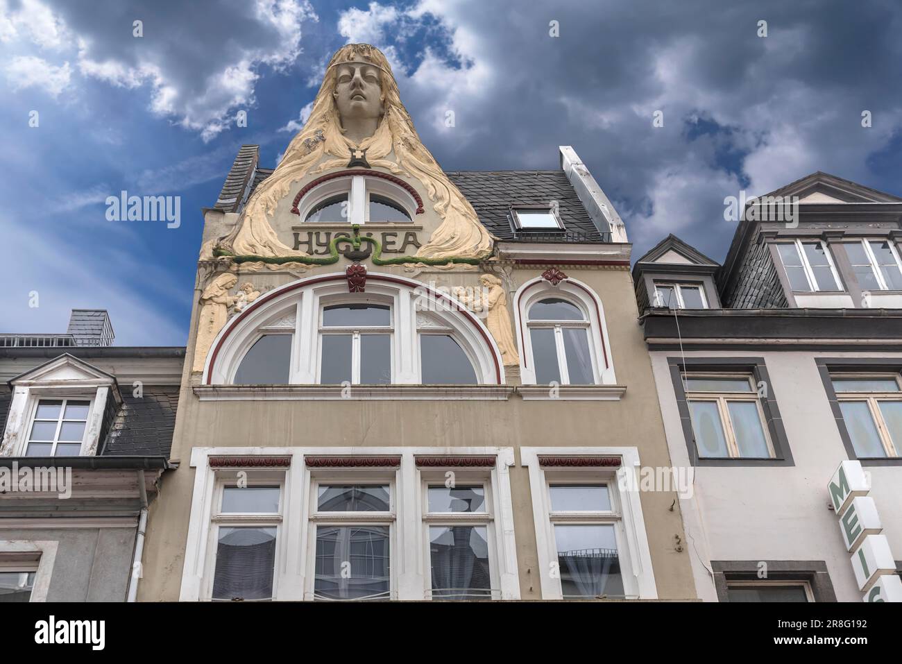Jugendstilfassade eines Wohn- und Geschäftsgebäudes mit Skulptur der Jungfrau Maria, 1900, Koblenz, Rheinland-Pfalz, Deutschland Stockfoto