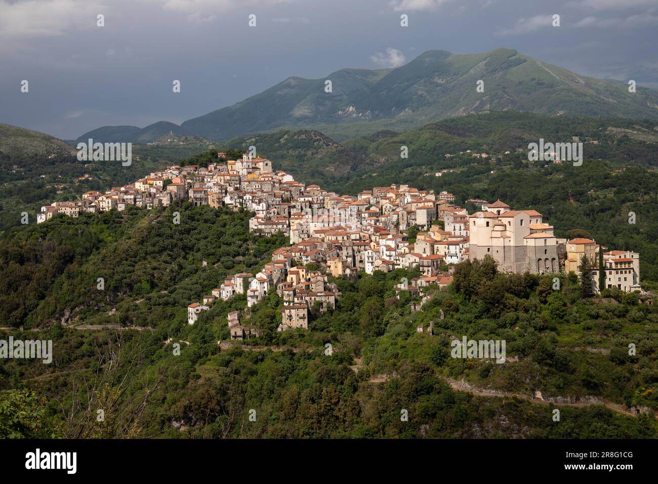 Wunderschöne Aussicht auf die weiße Stadt, mediterranes Bergdorf inmitten der Natur, Rivello, Kampanien, Salerno, Italien Stockfoto