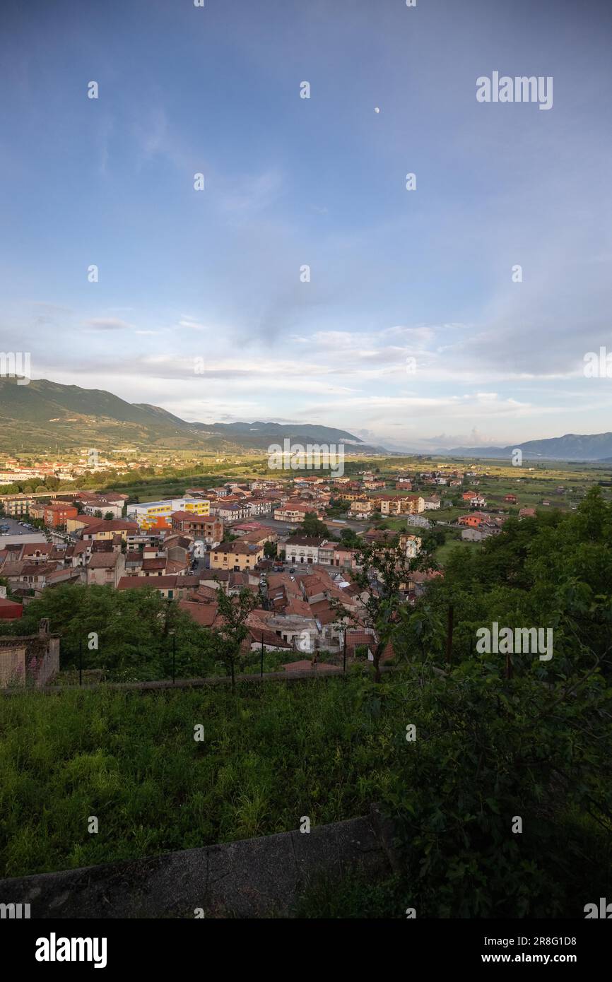 Italienisches Bergdorf, inmitten der Natur, toller Blick auf die Landschaft von Polla, Kampanien, Salerno, Italien Stockfoto