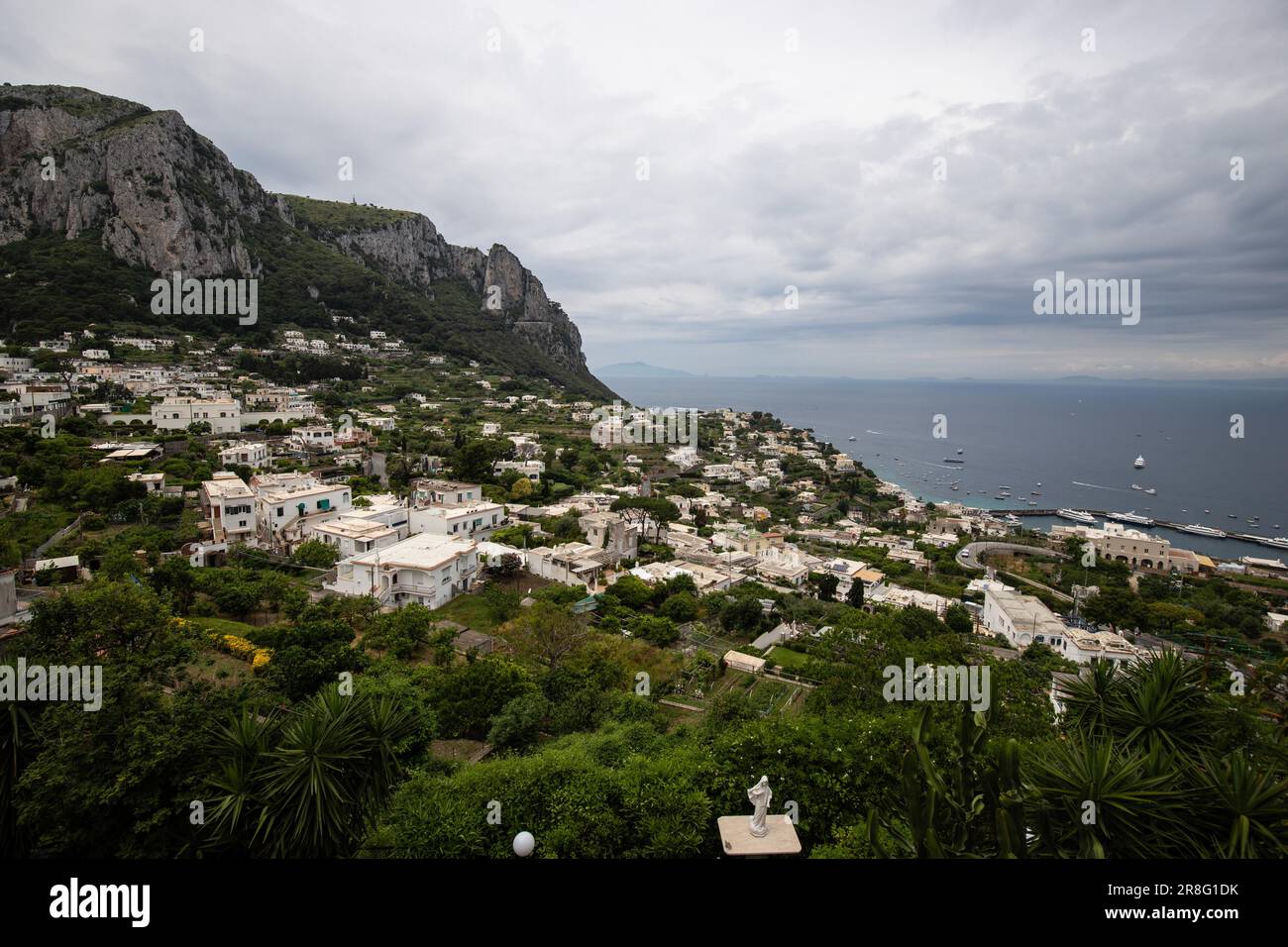Wunderschöne Inselatmosphäre mit alten Häusern und dem Meer auf der Insel Capri, Salerno Region, Kampanien, Italien Stockfoto