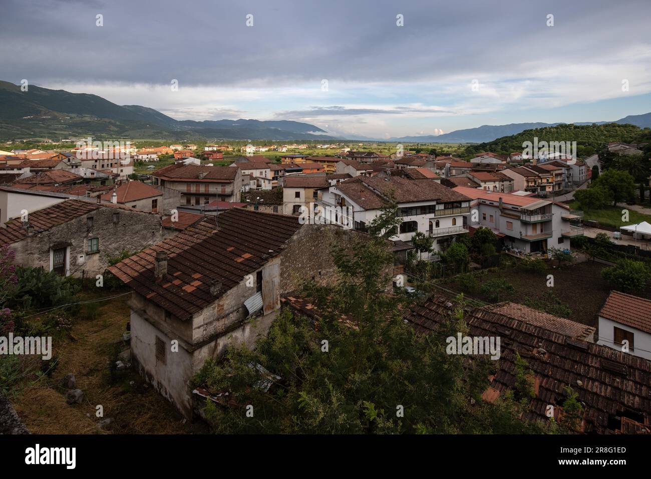 Italienisches Bergdorf, inmitten der Natur, toller Blick auf die Landschaft von Polla, Kampanien, Salerno, Italien Stockfoto