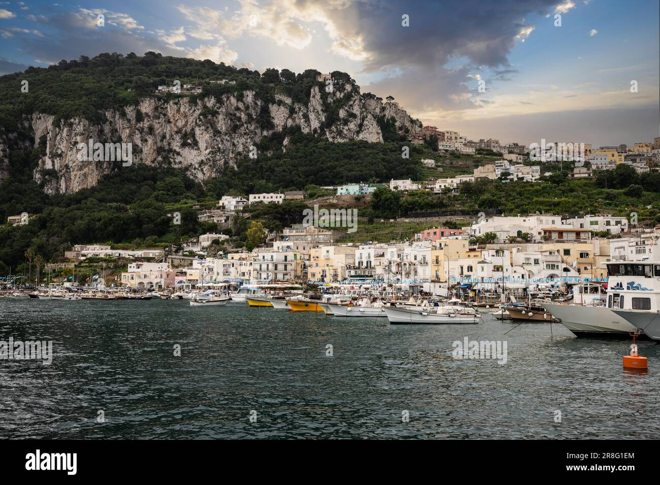 Wunderschöne Inselatmosphäre mit alten Häusern und dem Meer auf der Insel Capri, Salerno Region, Kampanien, Italien Stockfoto