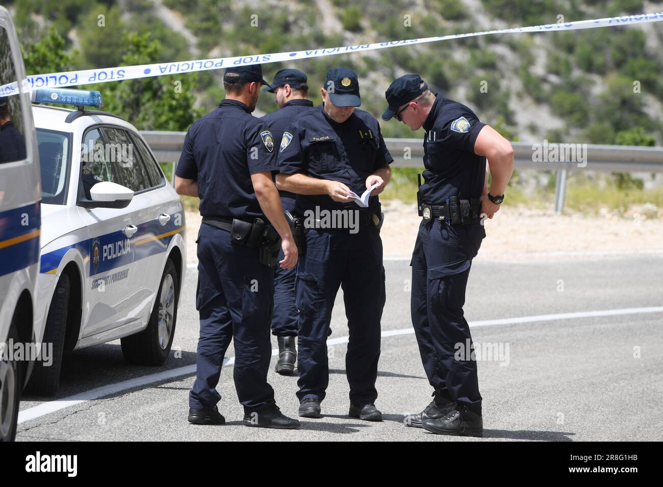 Sibenik, Kroatien. 21. Juni 2023. Im Canyon des Flusses Cikola im Gebiet Pakovo Selo im Kreis Sibenik-Knin ist ein Hubschrauber der ungarischen Streitkräfte, der sich zur Ausbildung in Kroatien befand, abgestürzt. Die Polizei blockierte die Straße zur Absturzstelle des Hubschraubers, ein Hubschrauber Mi-171 Sh und ein Pilatus-Flugzeug der kroatischen Luftwaffe schlossen sich der Suche nach einem Militärhubschrauber an, der abstürzte, drei Passagiere wurden am 21. Juni 2023 in Pakovo Selo, Kroatien, tot aufgefunden. Foto: Hrvoje Jelavic/PIXSELL Credit: Pixsell/Alamy Live News Stockfoto