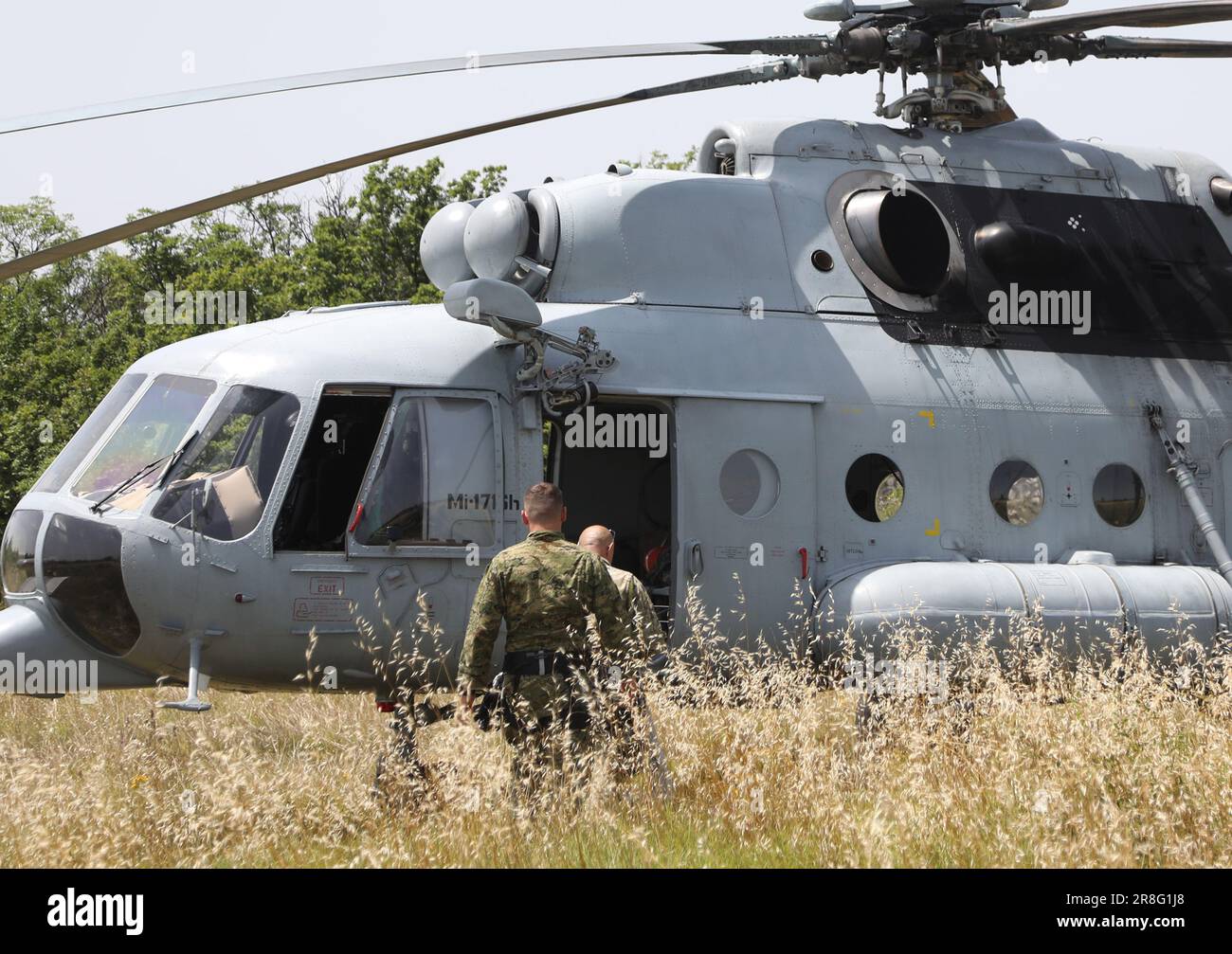 Pakovo Selo, Kroatien. 21. Juni 2023. Im Canyon des Flusses Cikola im Gebiet Pakovo Selo im Kreis Sibenik-Knin ist ein Hubschrauber der ungarischen Streitkräfte, der sich zur Ausbildung in Kroatien befand, abgestürzt. Die Polizei blockierte die Straße zur Absturzstelle des Hubschraubers, ein Hubschrauber Mi-171 Sh und ein Pilatus-Flugzeug der kroatischen Luftwaffe schlossen sich der Suche nach einem Militärhubschrauber an, der abstürzte, drei Passagiere wurden am 21. Juni 2023 in Pakovo Selo, Kroatien, tot aufgefunden. Foto: Dusko Jaramaz/PIXSELL Credit: Pixsell/Alamy Live News Stockfoto